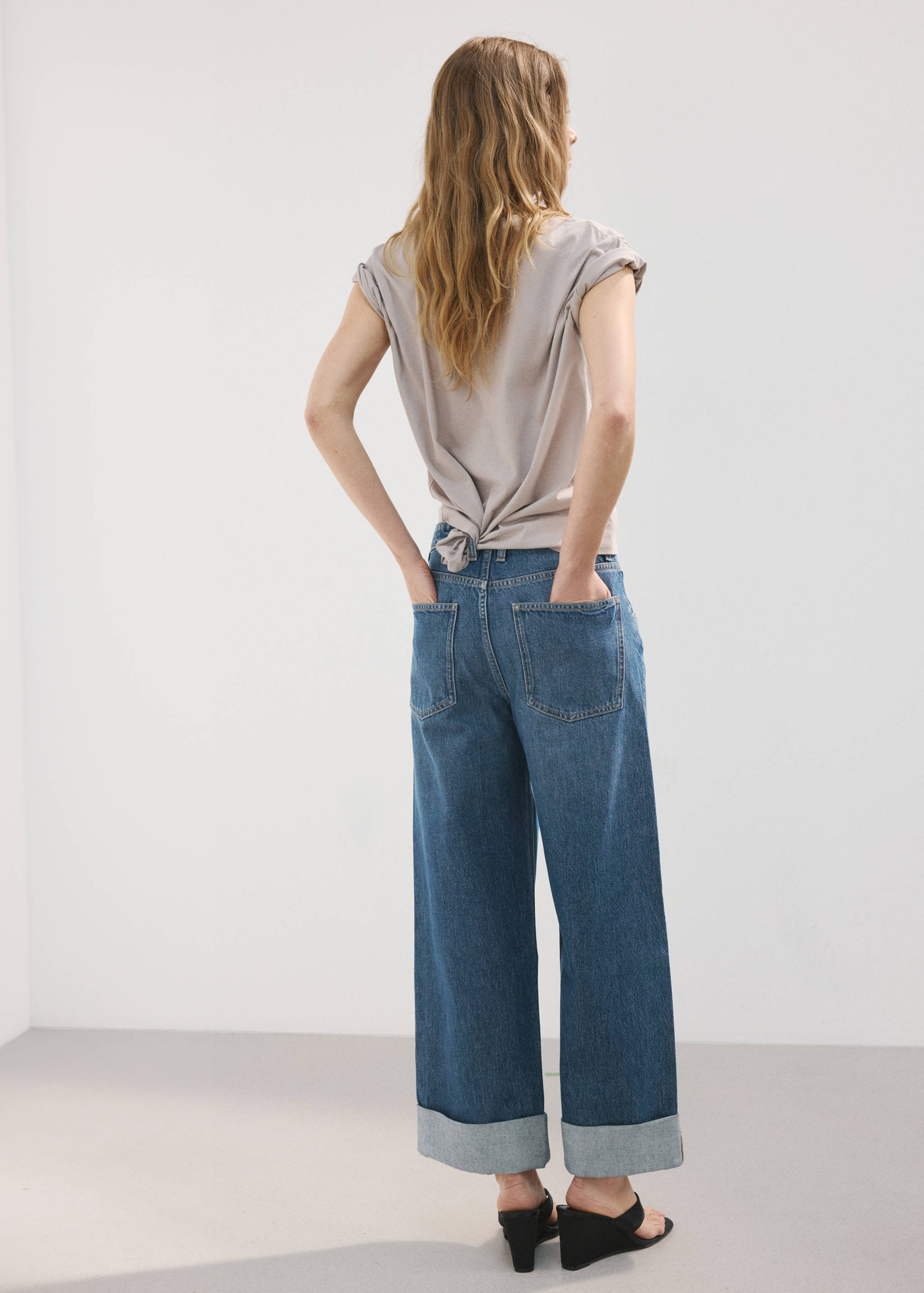 Wide leg jeans with turn-up hem - Reverse of the article