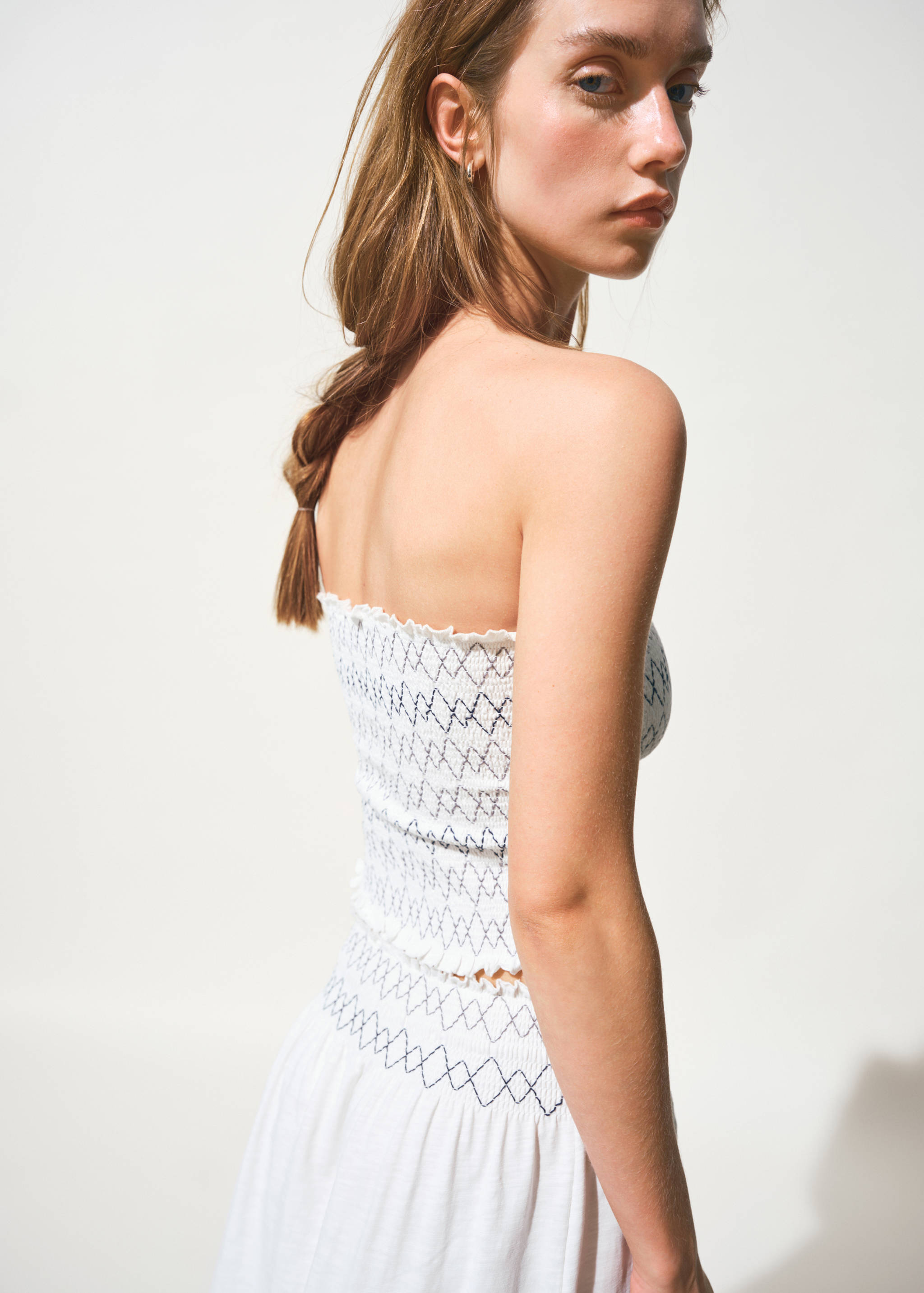 توب مطرز بدون حمالات - رؤية وسط