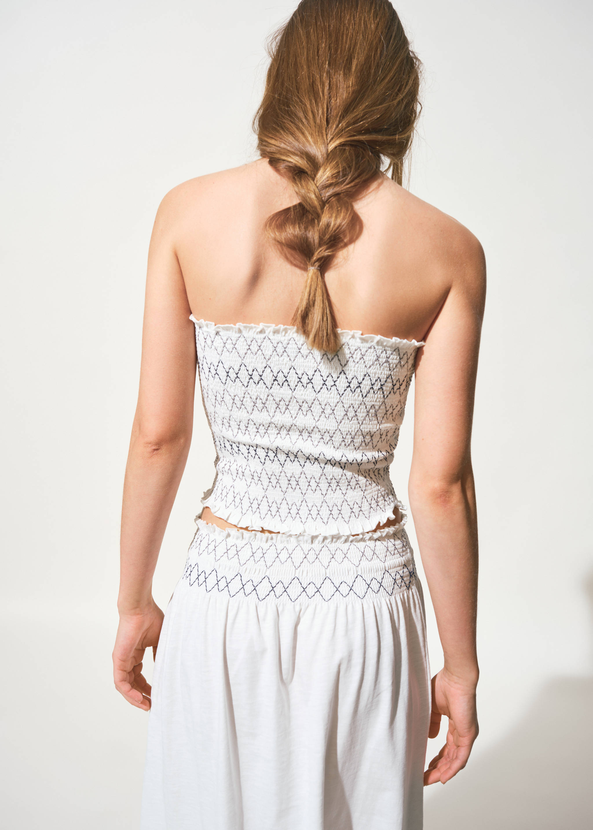 توب مطرز بدون حمالات - الجهة الخلفية للمنتج