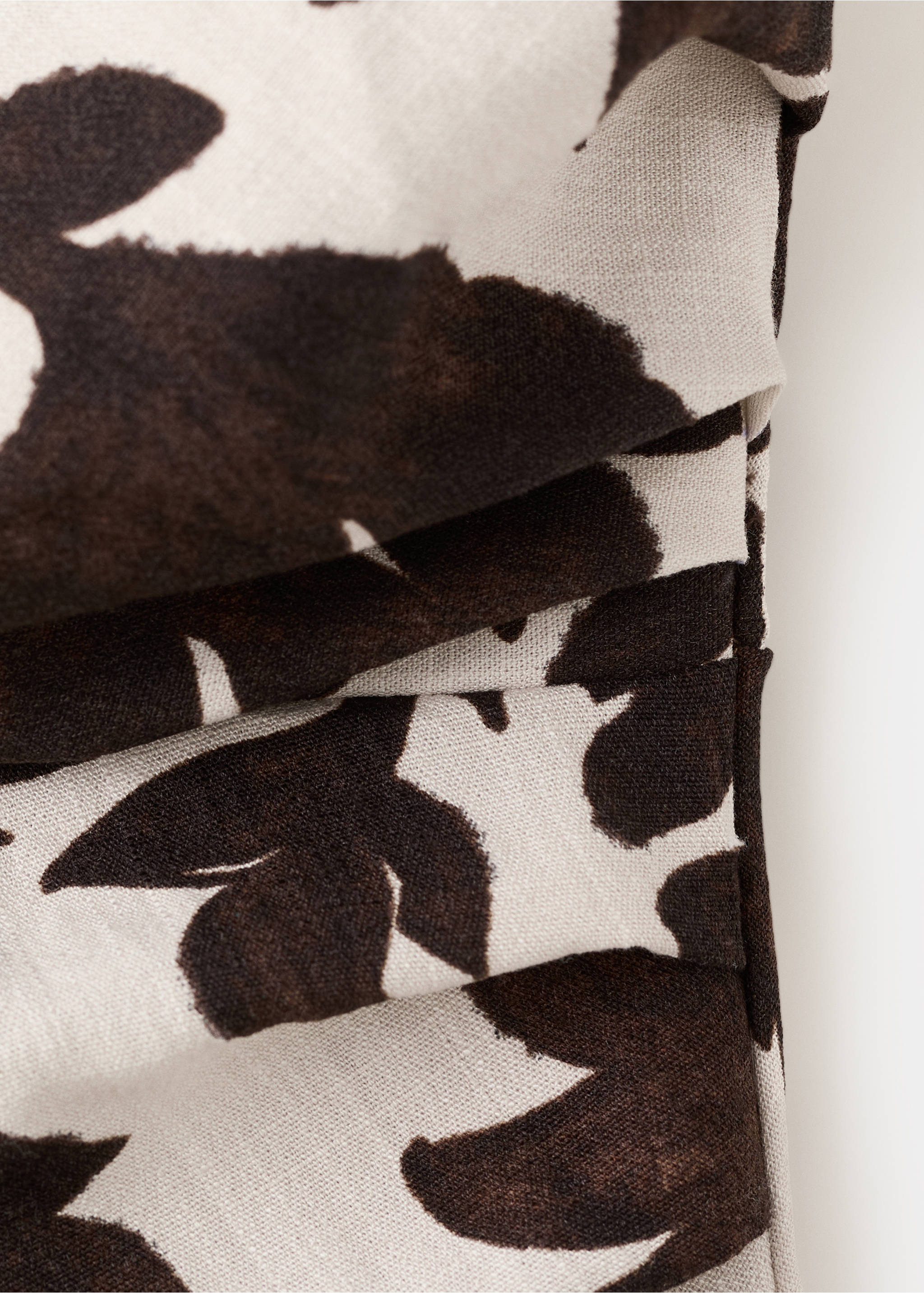 Vestit asimètric amb estampat floral - Detall de l'article 0, Marró. Ref: 27027150-00.