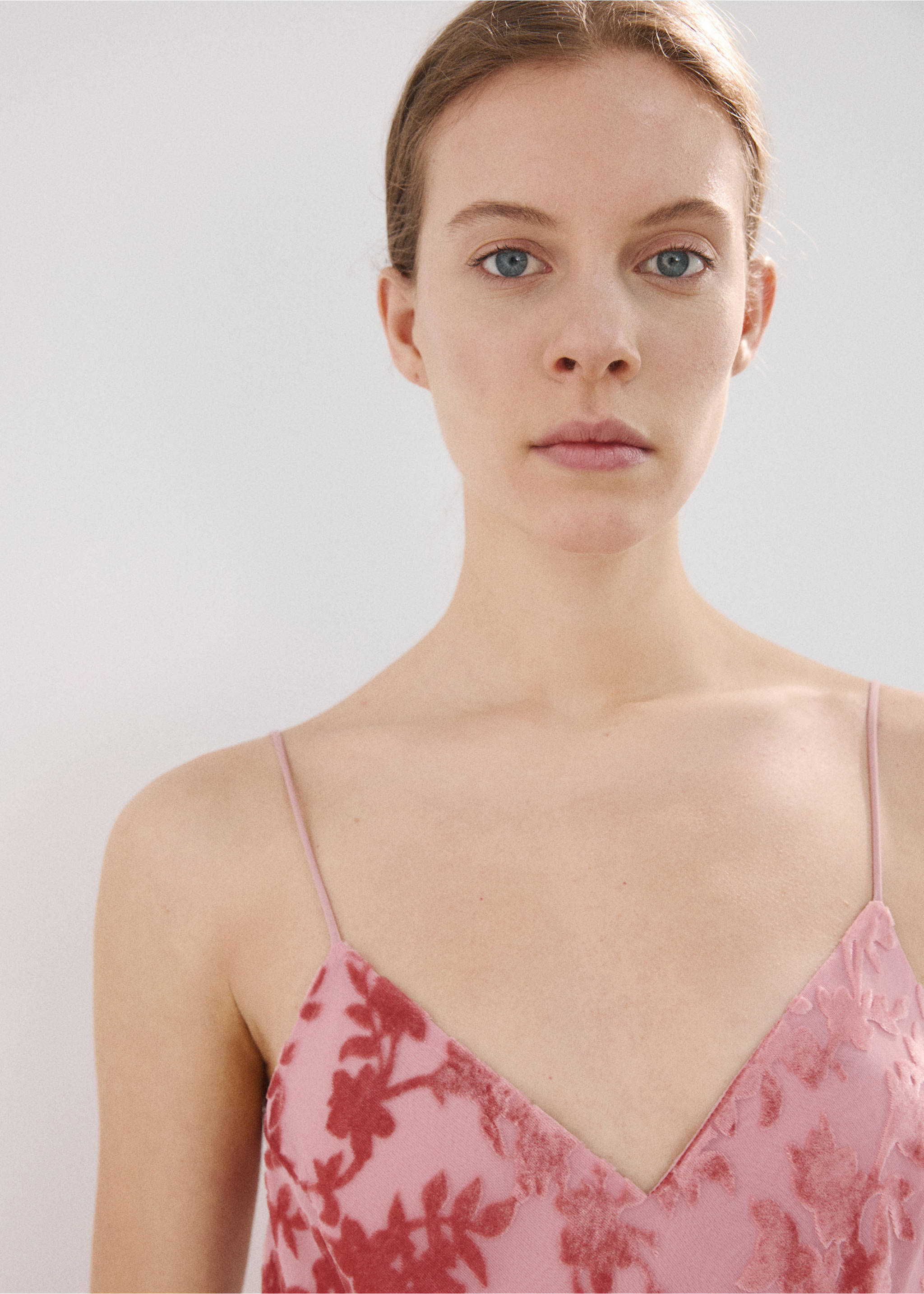Devoré floral dress - Details of the article 1, Pastel Pink. Ref: 27027151-00.