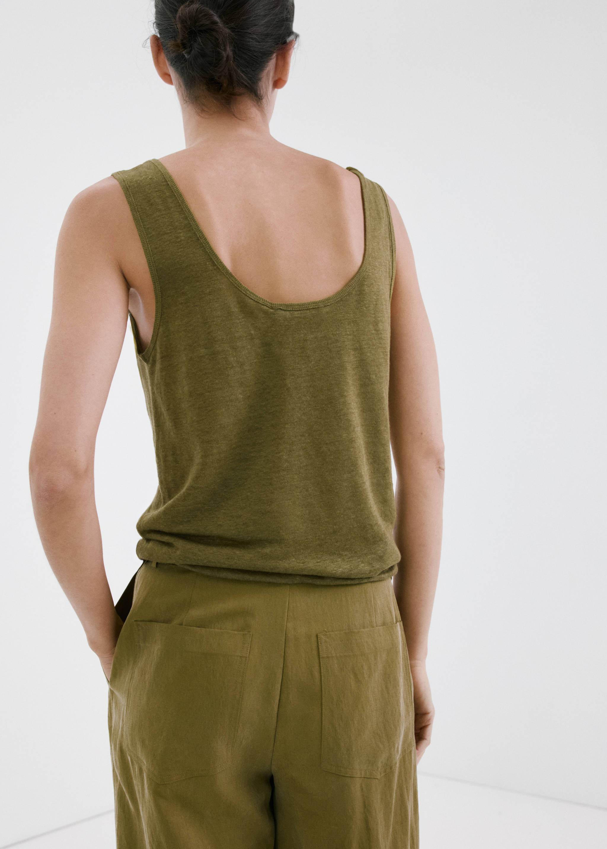 Linen top with round neckline - Reverse of the article