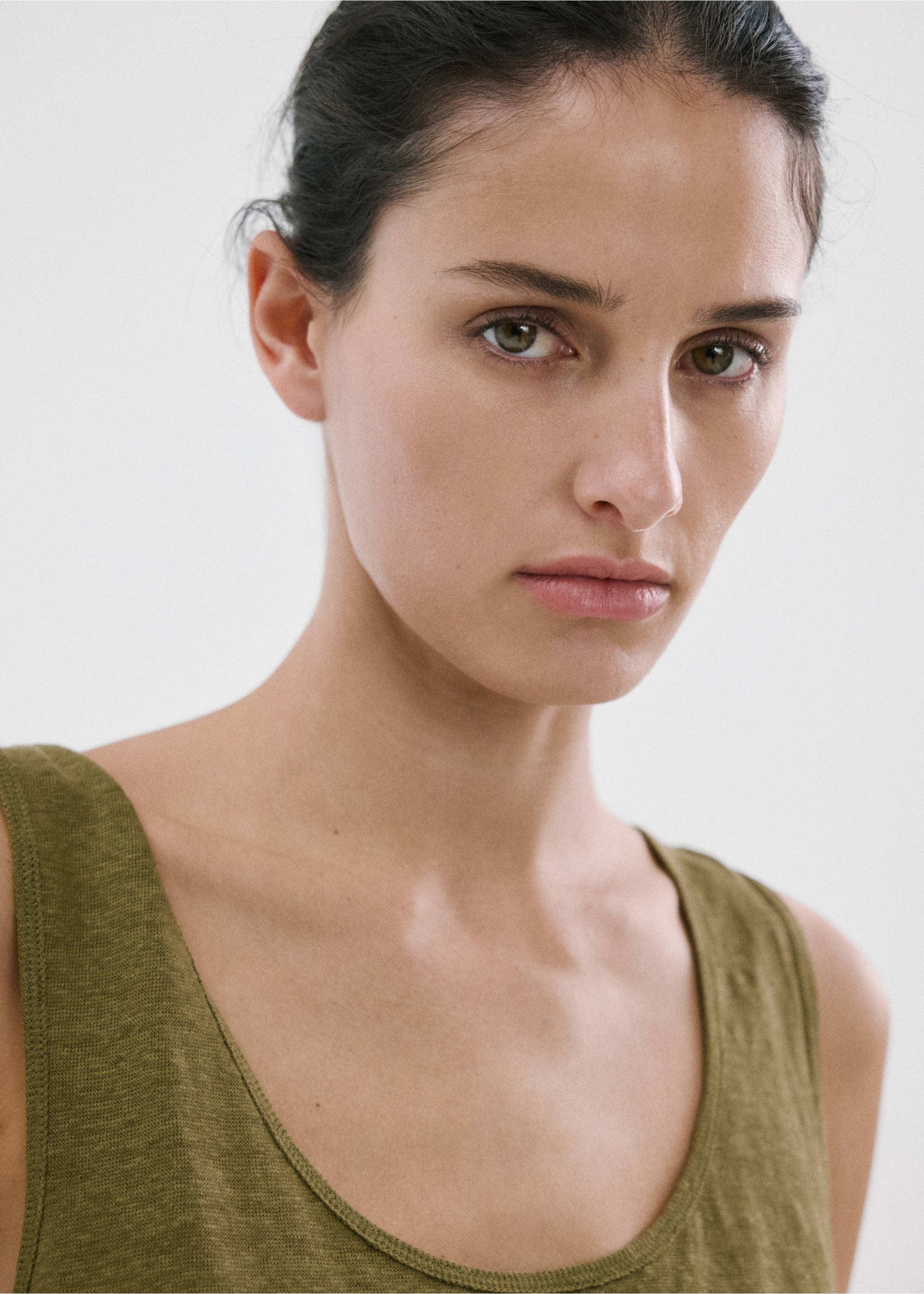 Linen top with round neckline - Details of the article 1, Olive Green. Ref: 27027156-00.