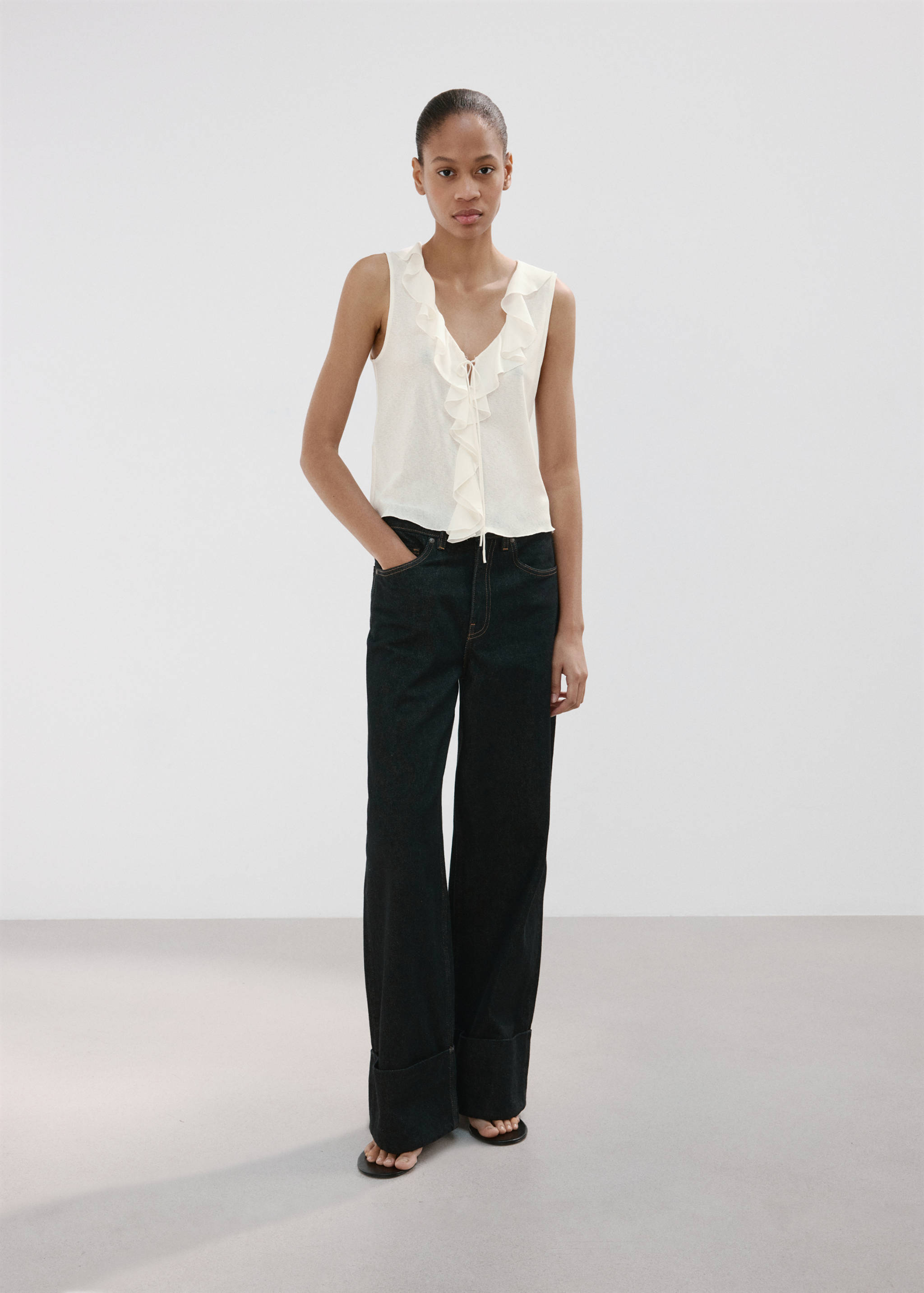 Ruffled V-neck top - General plane