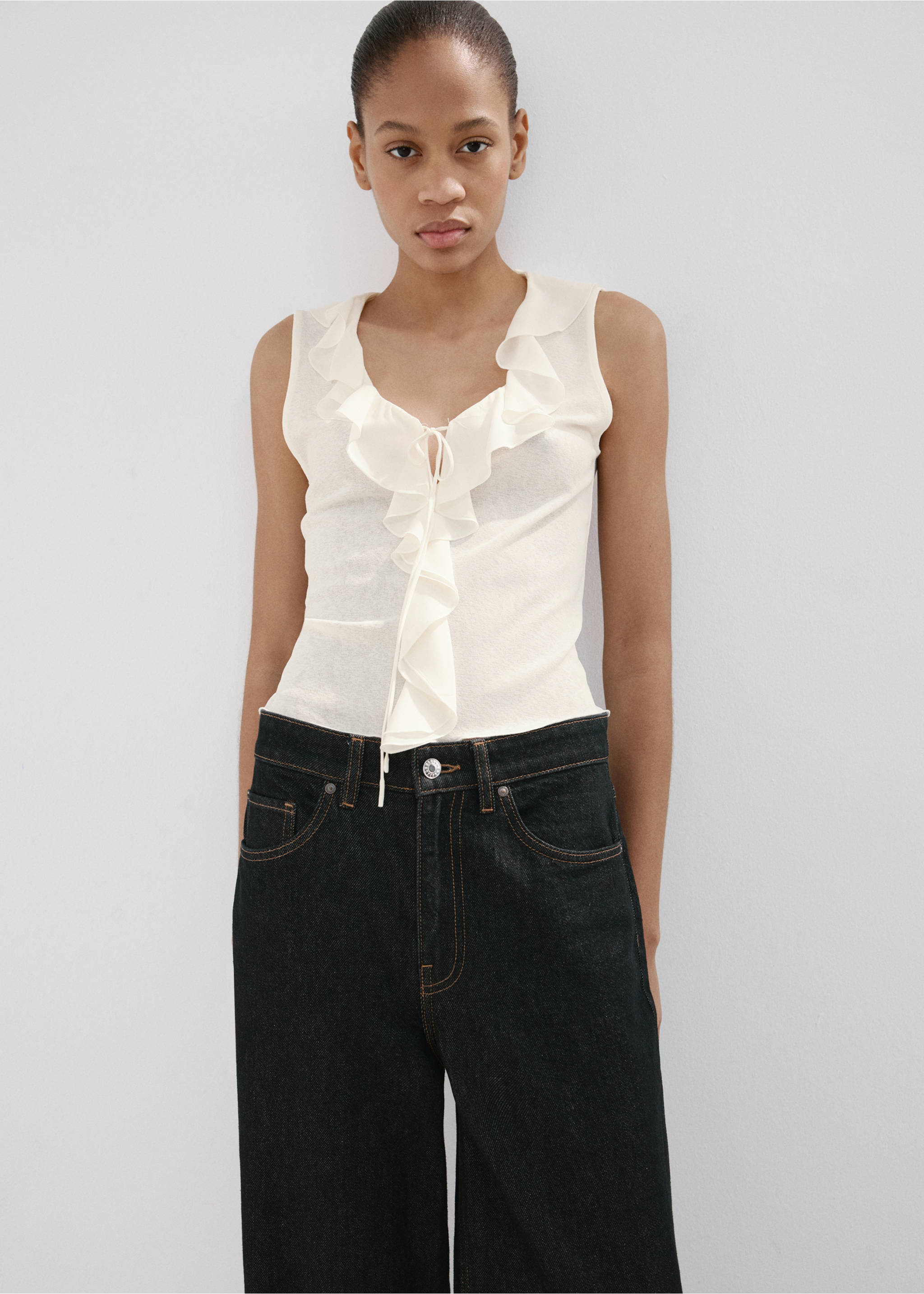 Ruffled V-neck top - Medium plane, Off White. Ref: 27027157-00.