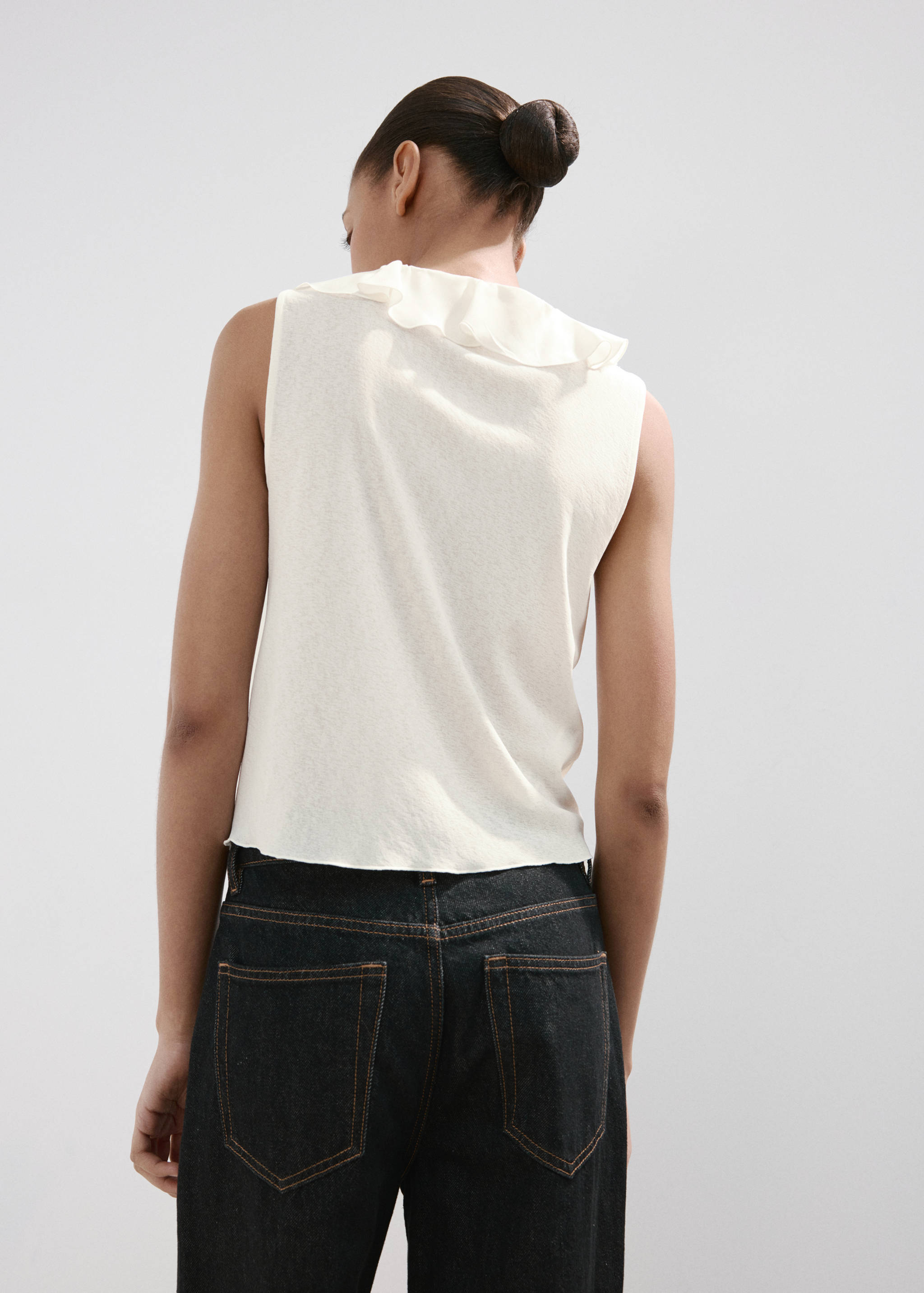 Ruffled V-neck top - Reverse of the article