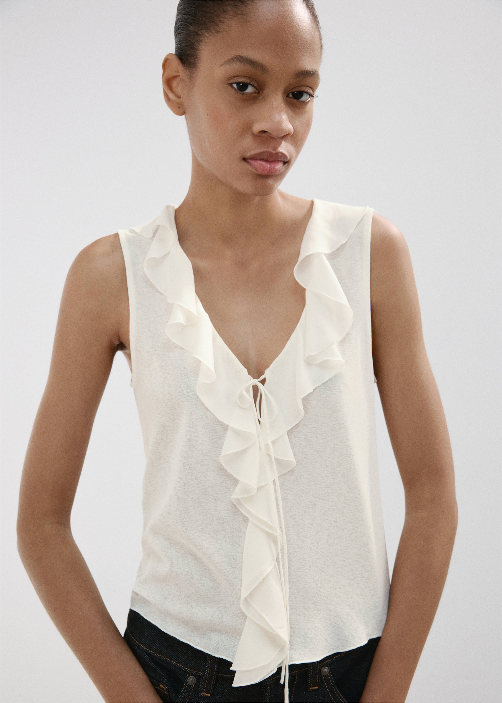Ruffled V-neck top - Details of the article 1, Off White. Ref: 27027157-00.