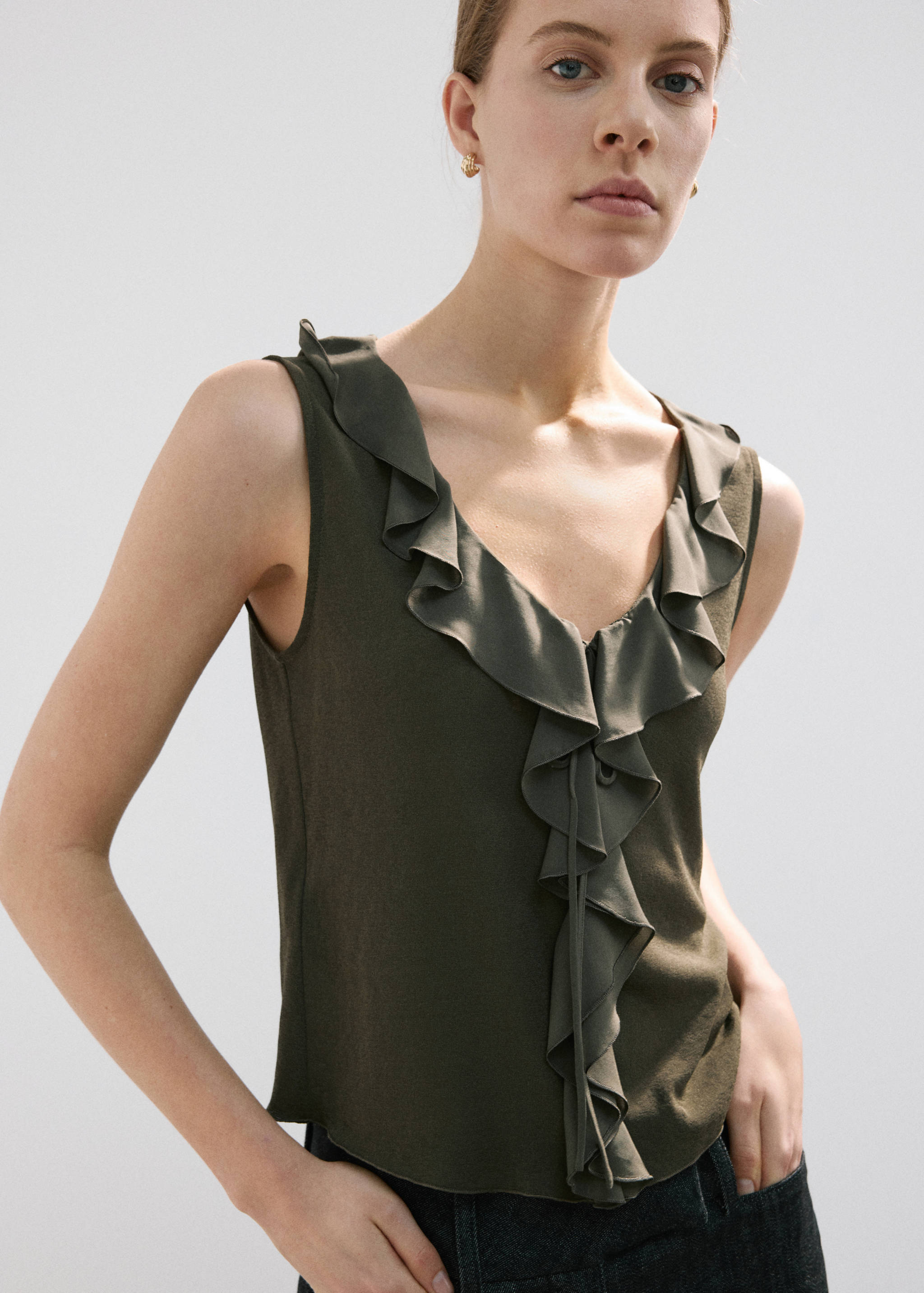 Ruffled V-neck top - Medium plane