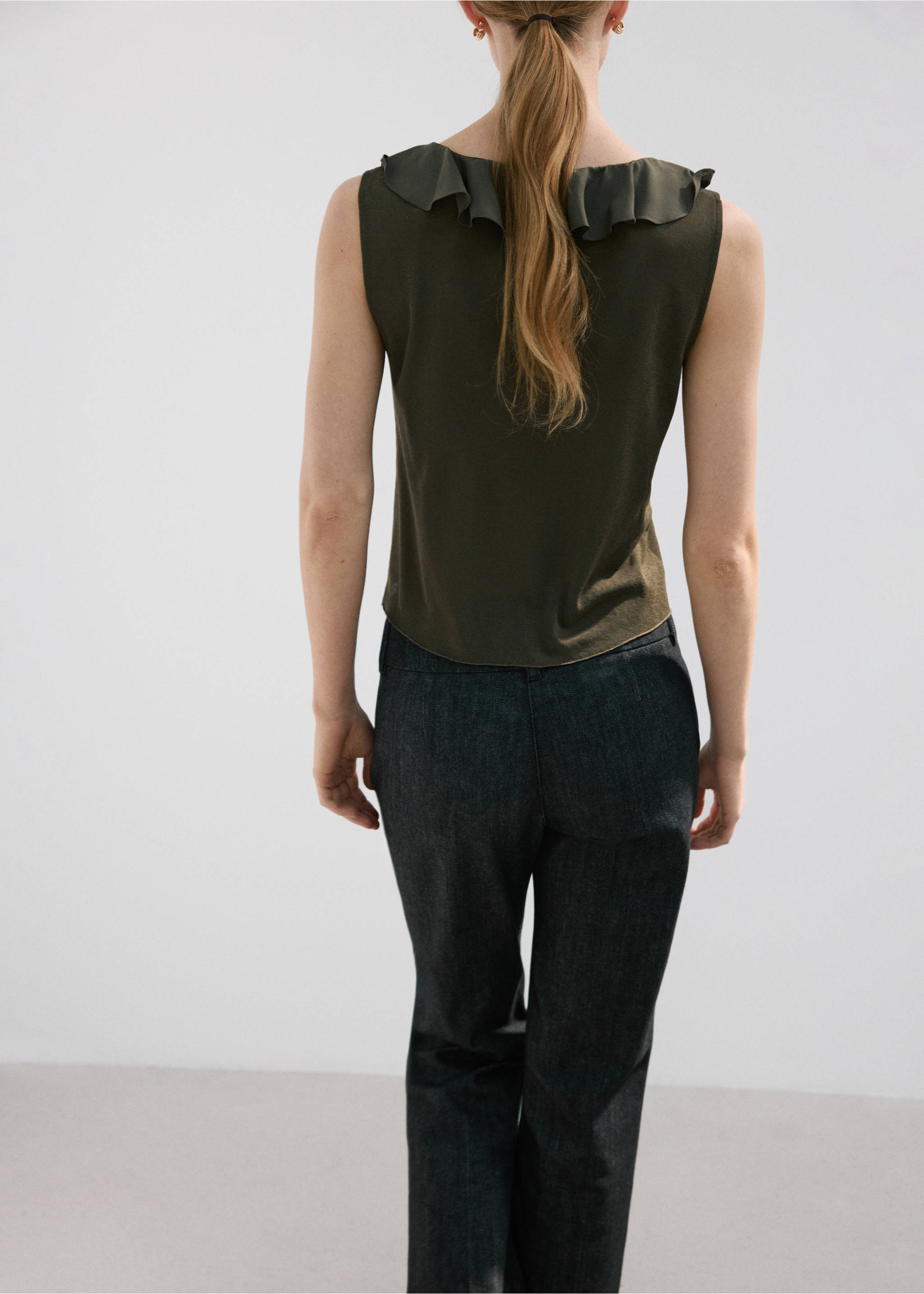 Top com folhos e decote em V - Verso do artigo, Caqui. Ref: 27027157-00.