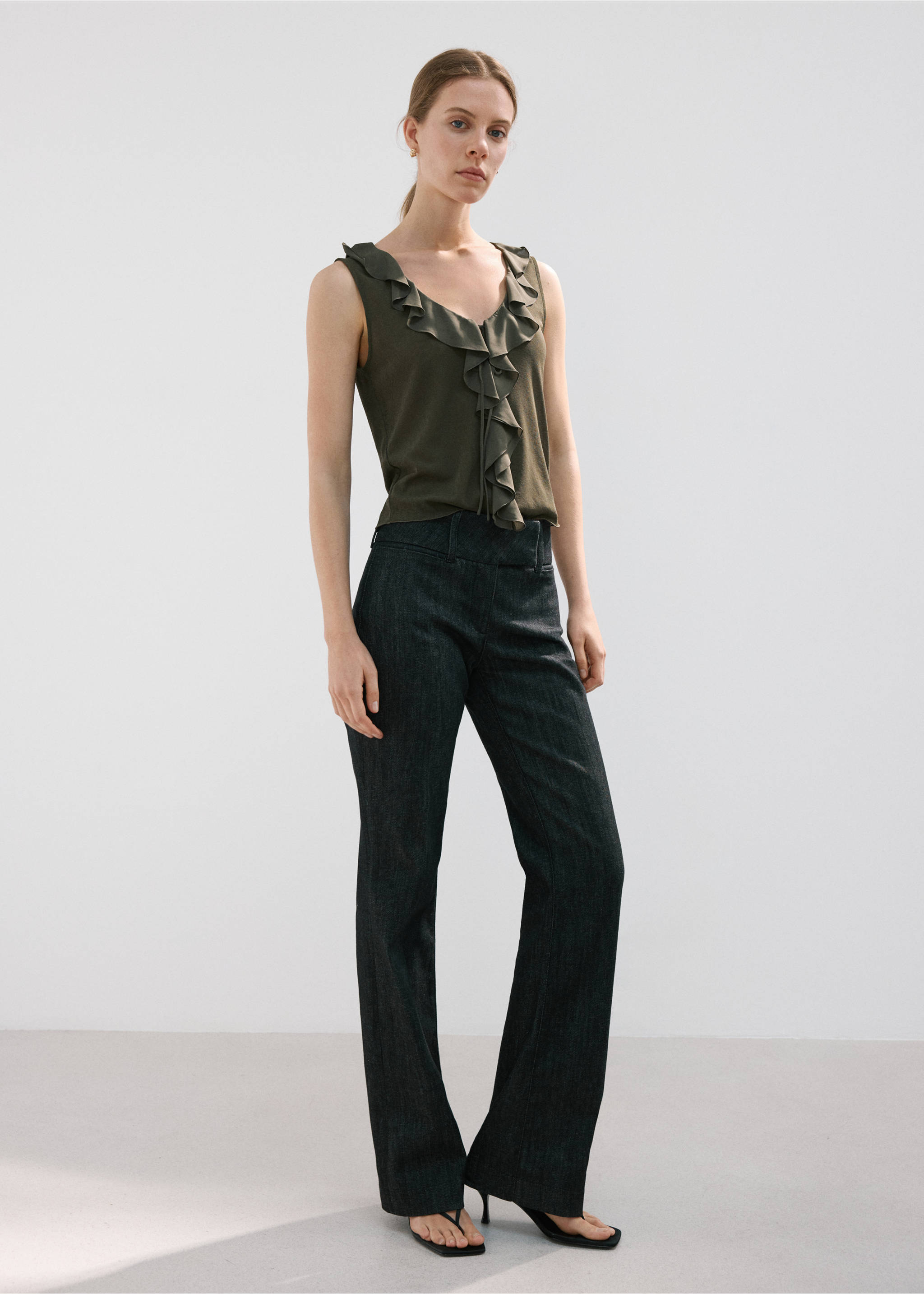 Top com folhos e decote em V - Pormenor do artigo 2, Caqui. Ref: 27027157-00.