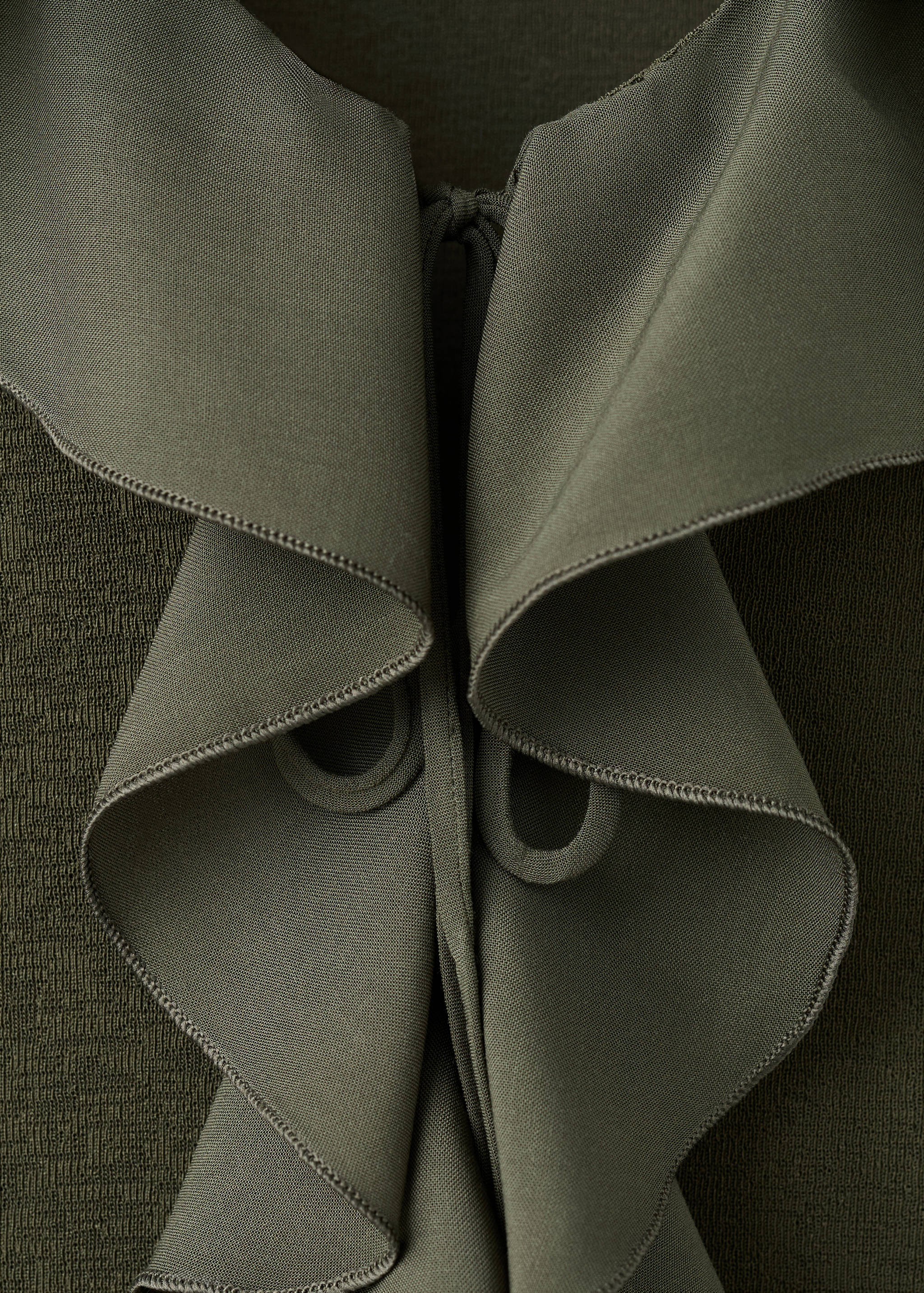 Ruffled V-neck top - Details of the article 8