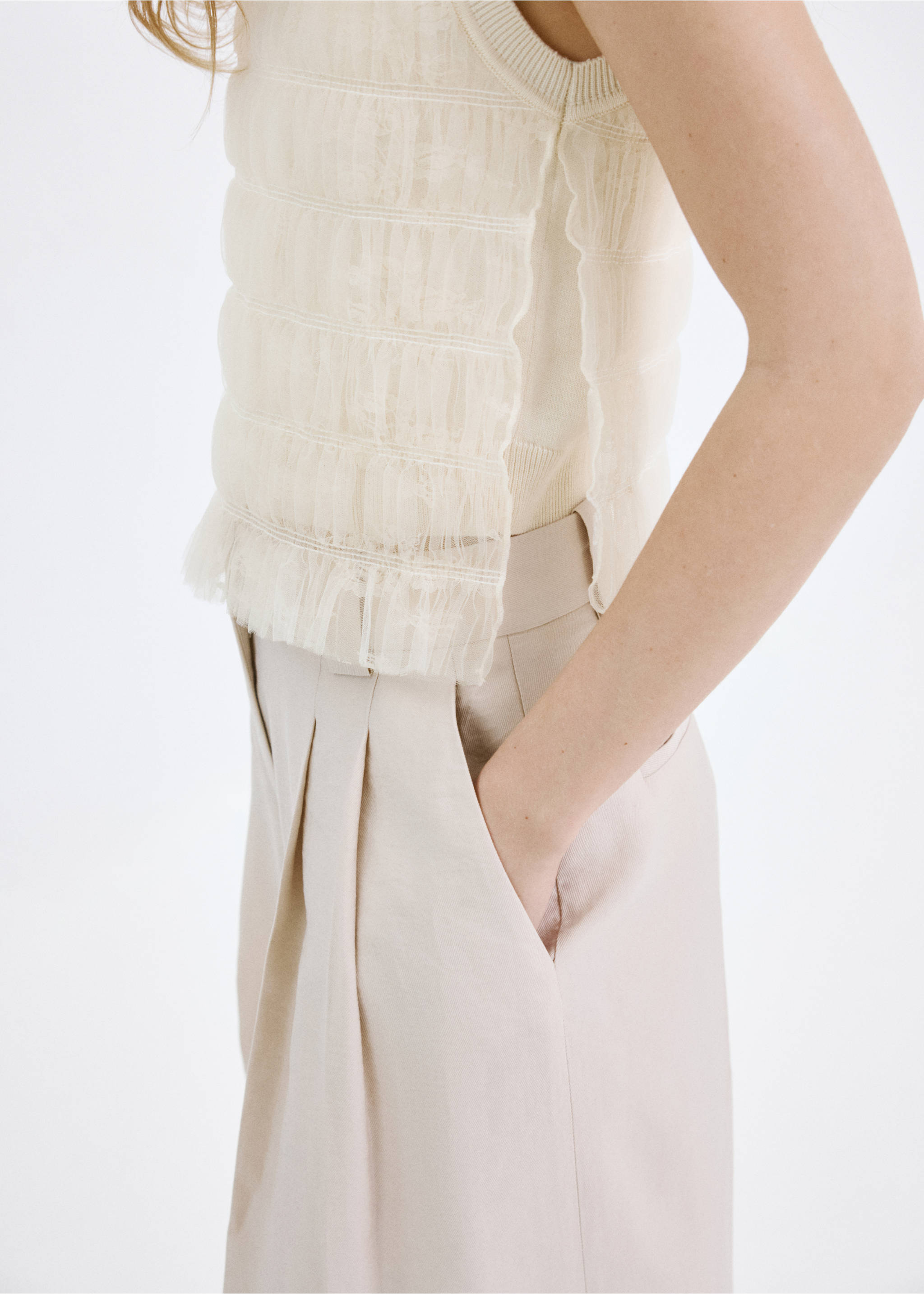 Ruched mixed fabric top - Details of the article 1, Ecru. Ref: 27027169-00.