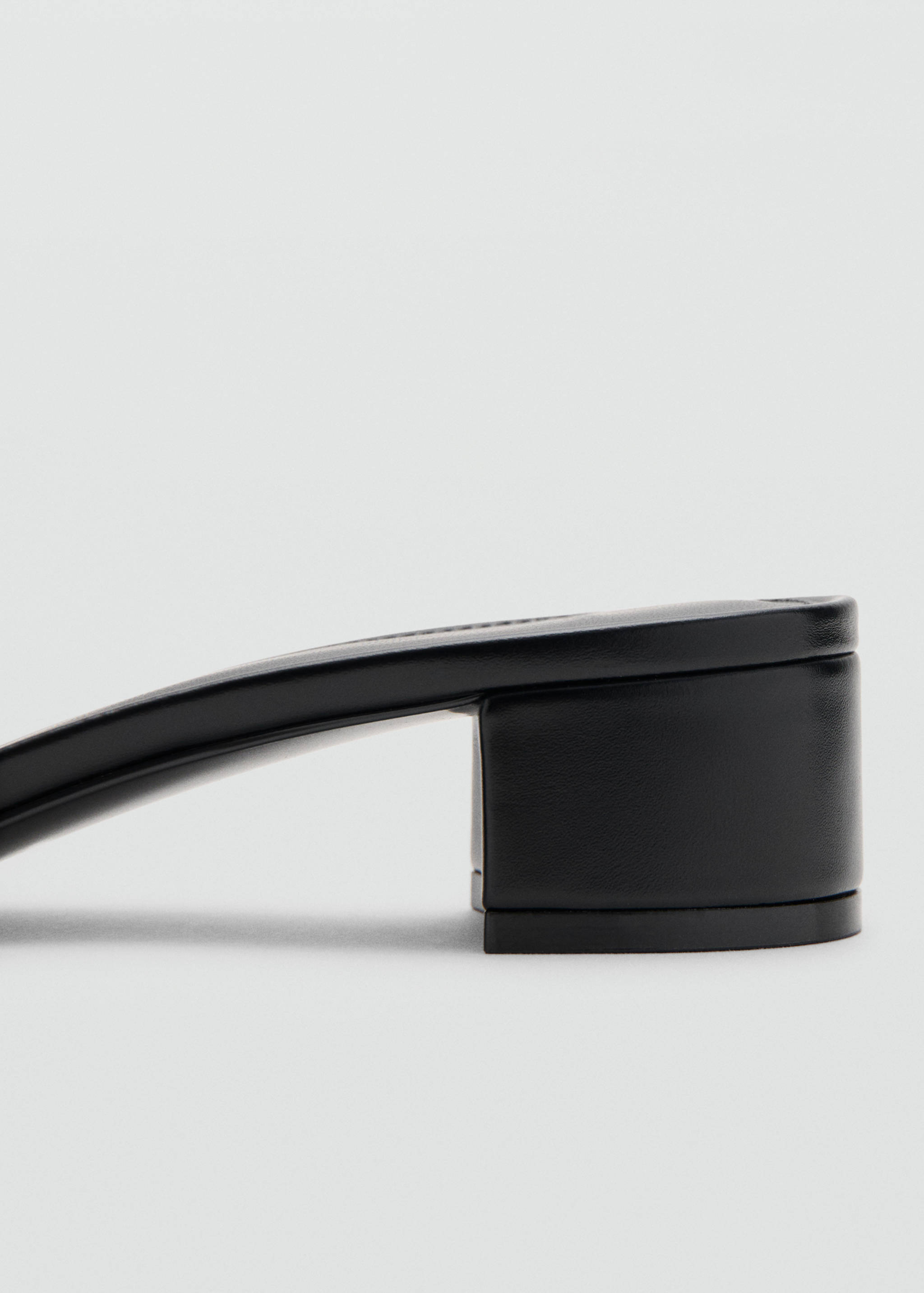 Сандалии с ремешком на блочном каблуке - Деталь изделия 1