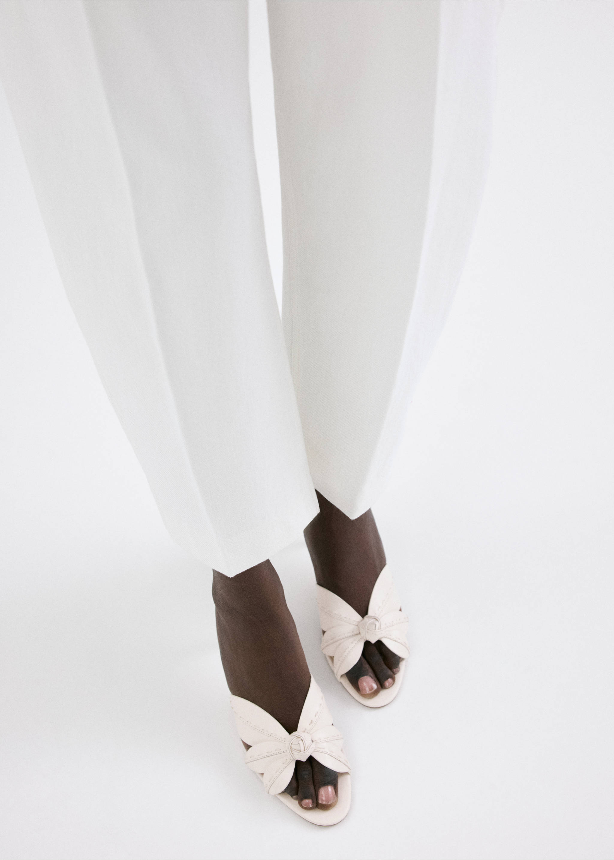 Leather sandals with flower heel - Details of the article 9, Ecru. Ref: 27027782-00.