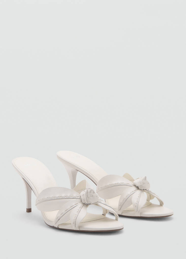 Leather sandals with flower heel — Ecru