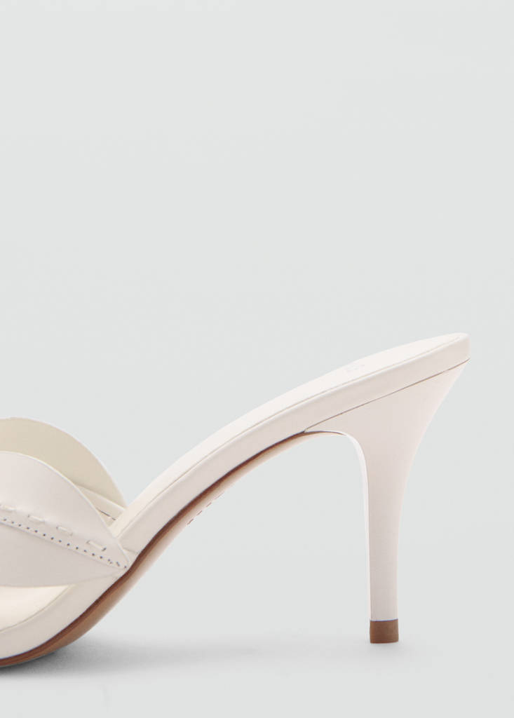Leather sandals with flower heel — Ecru