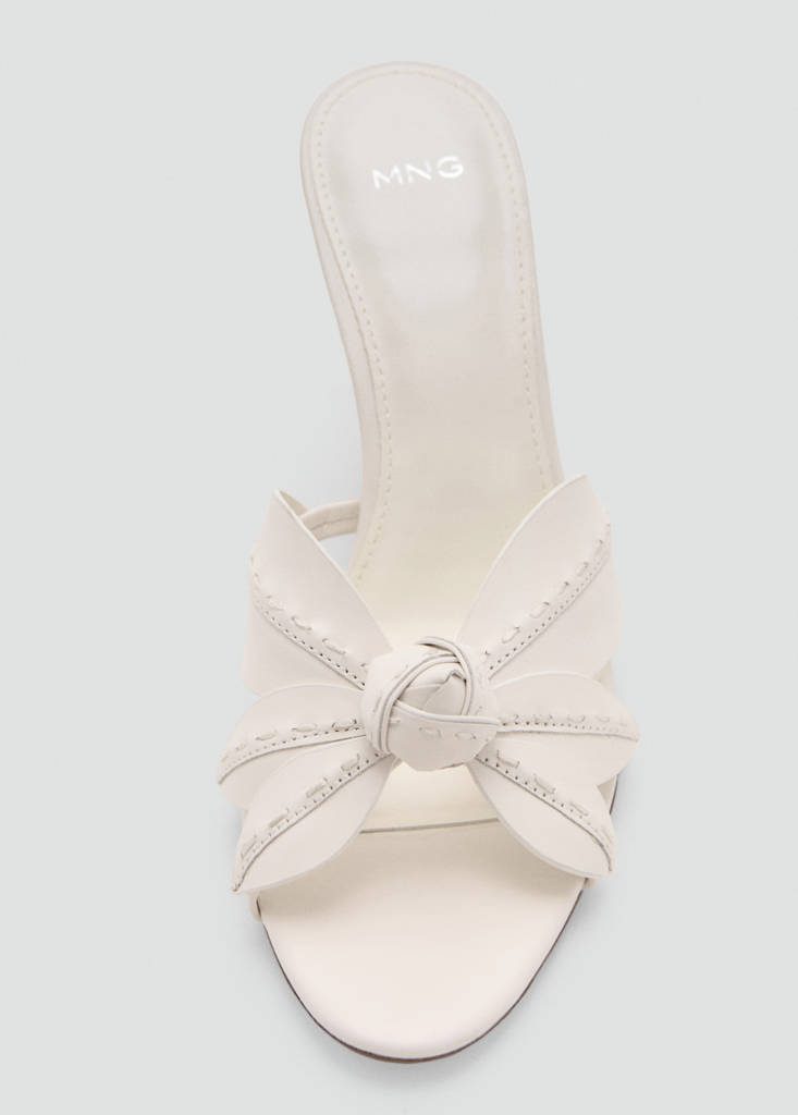 Leather sandals with flower heel — Ecru