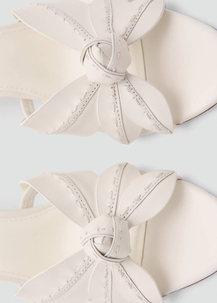 Leather sandals with flower heel — Ecru