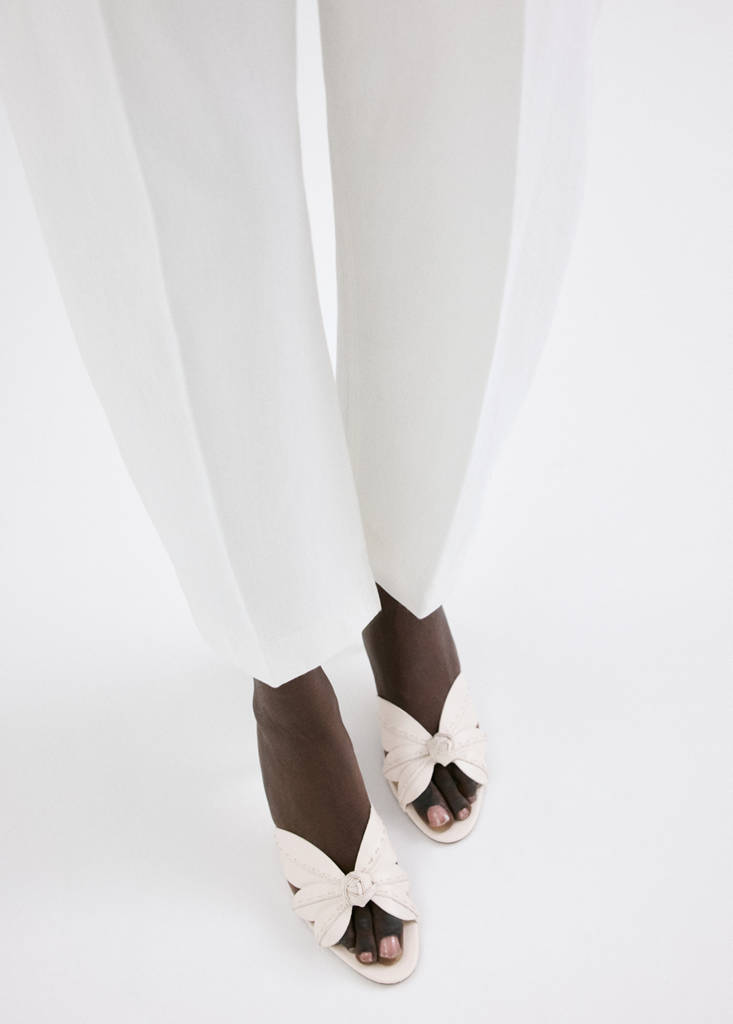 Leather sandals with flower heel — Ecru