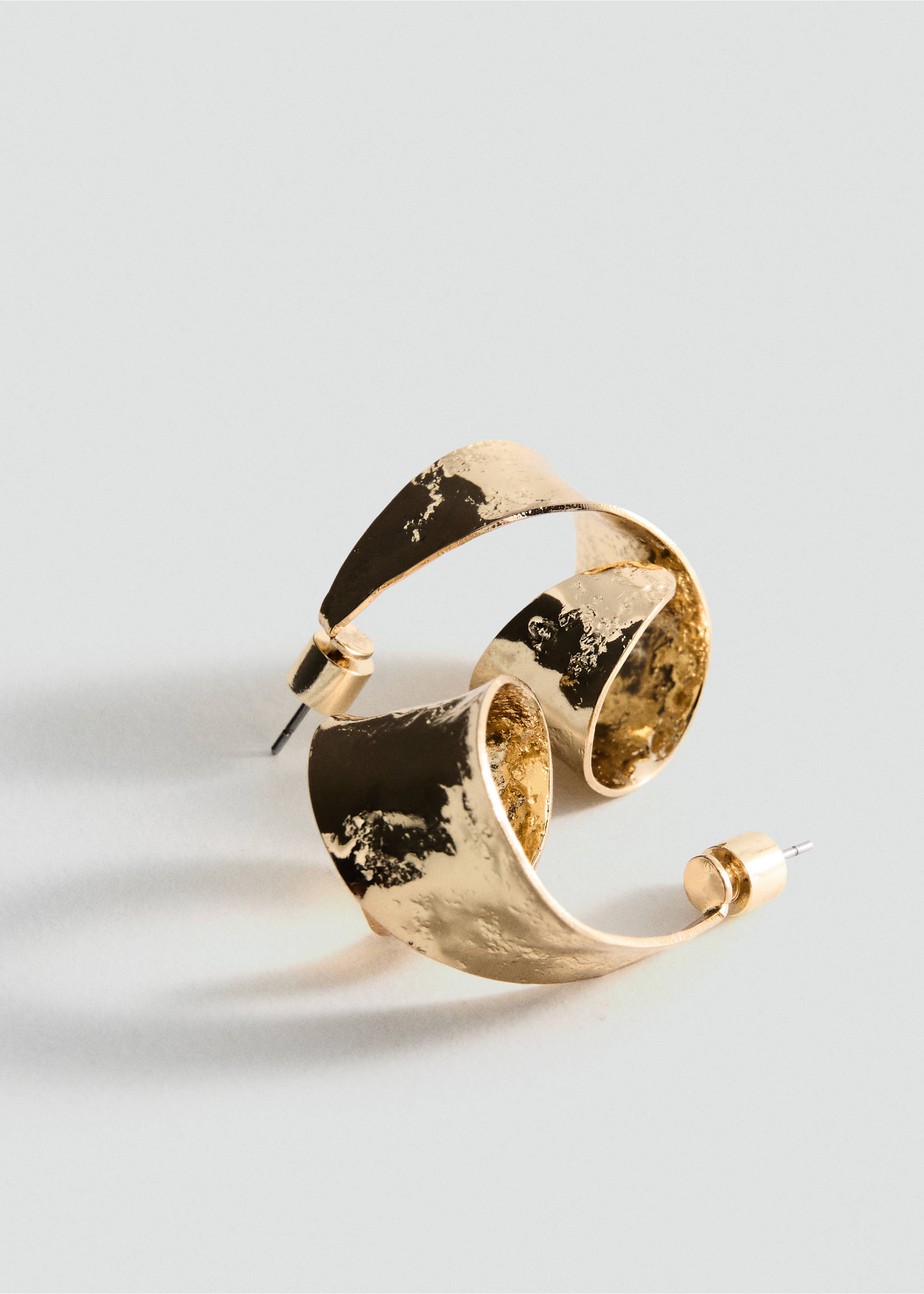 Embossed semi-hoop earrings - Medium plane, Gold. Ref: 27027790-00.