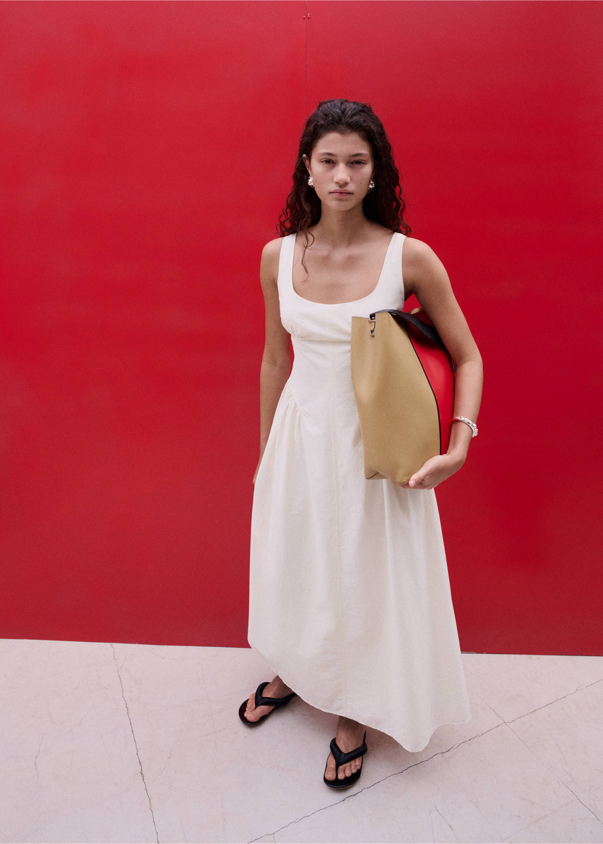 Vestido midi evasé com franzidos - Plano geral, Cru. Ref: 27027803-00.