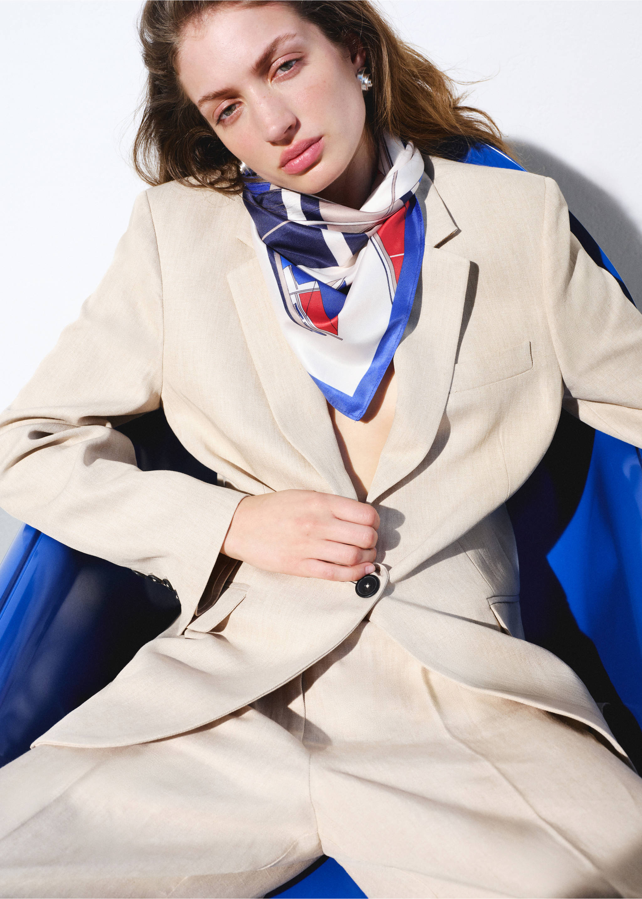 Straight mid-rise suit trousers - Details of the article 6, Sand. Ref: 27027806-00.