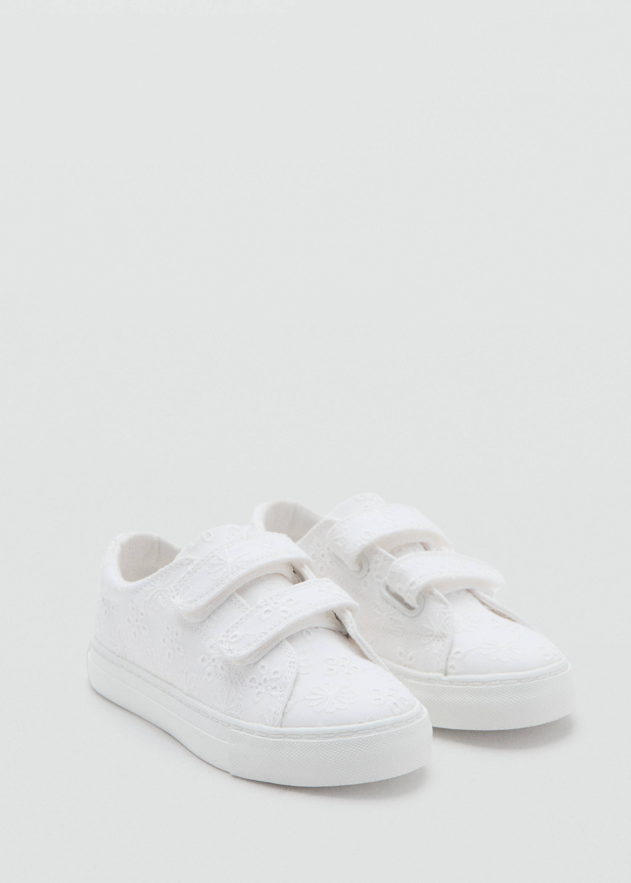 Deportivas bordadas flores - Plano medio