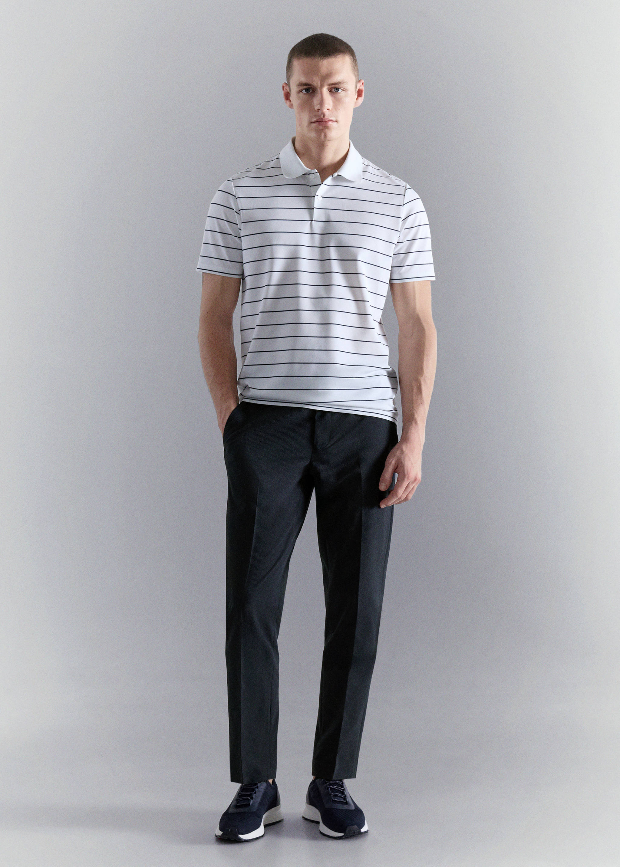 بنطلون من القماش المطاطي بقصة ضيقة - رؤية عامة