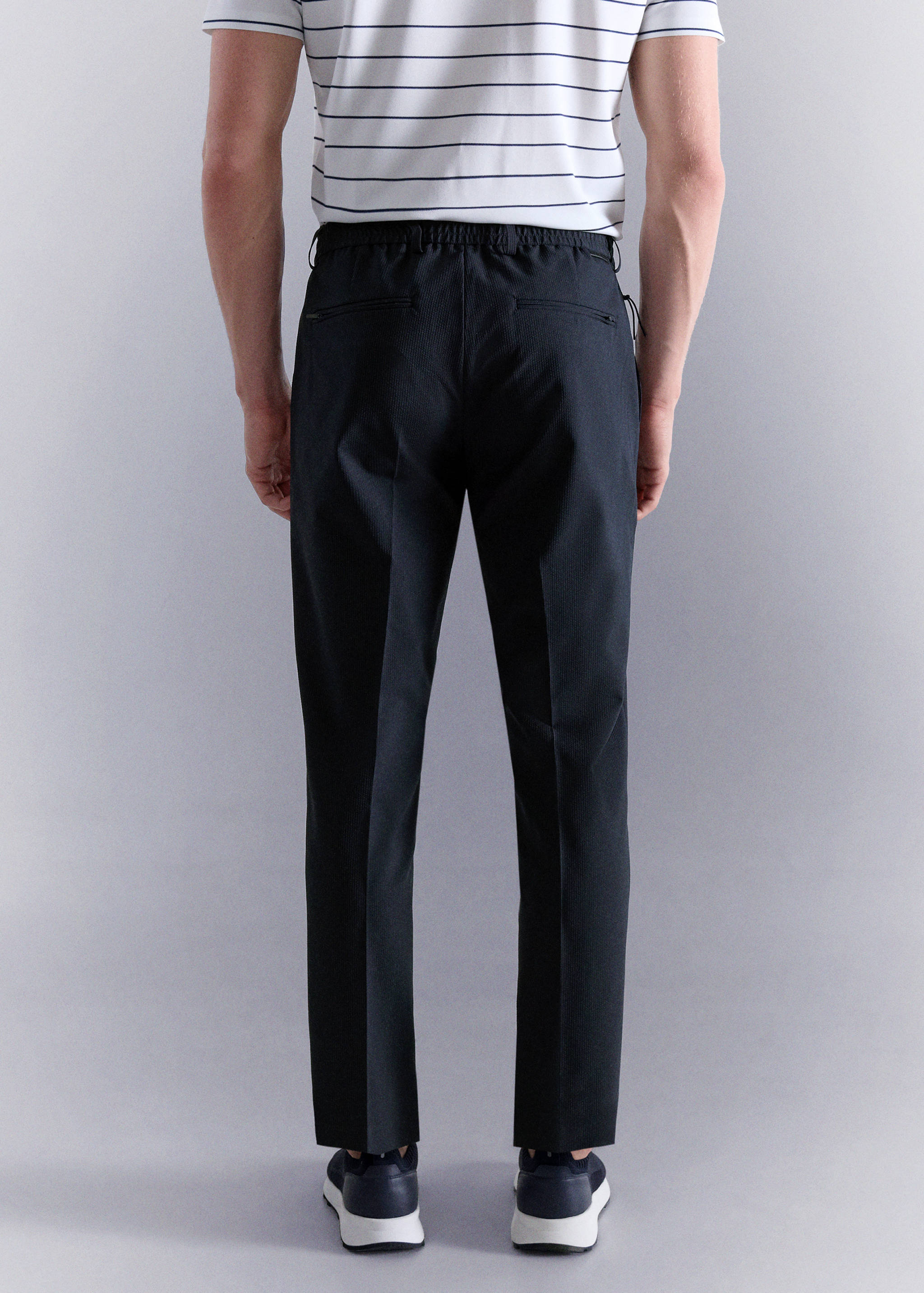 بنطلون من القماش المطاطي بقصة ضيقة - الجهة الخلفية للمنتج