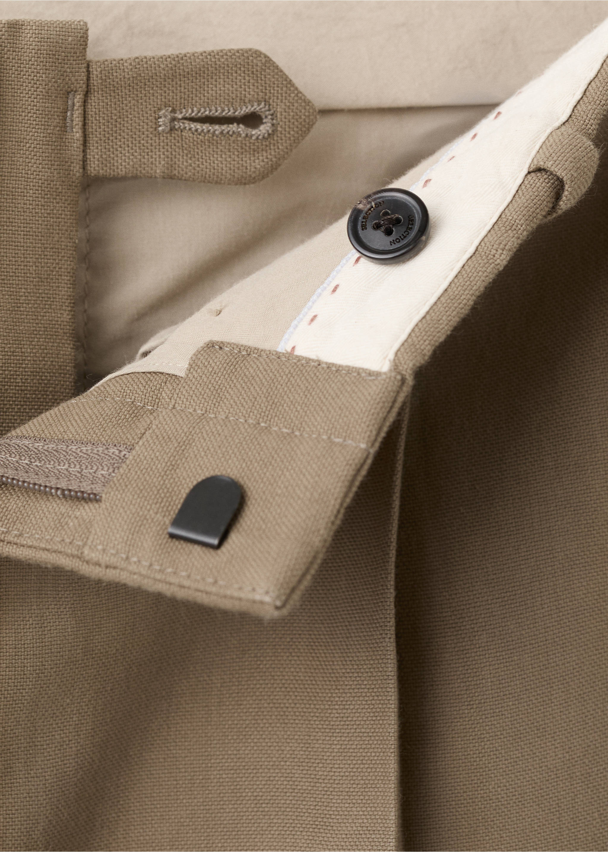 Regular-fit pleated trousers - Details of the article 8, Khaki. Ref: 27027903-00.