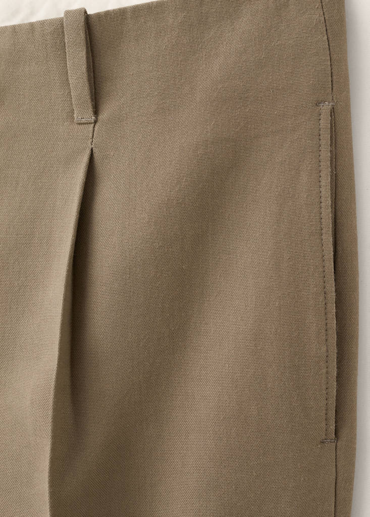 Regular-fit pleated trousers — Khaki