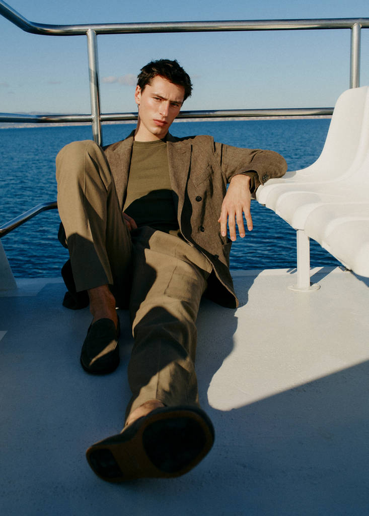 Regular-fit pleated trousers — Khaki