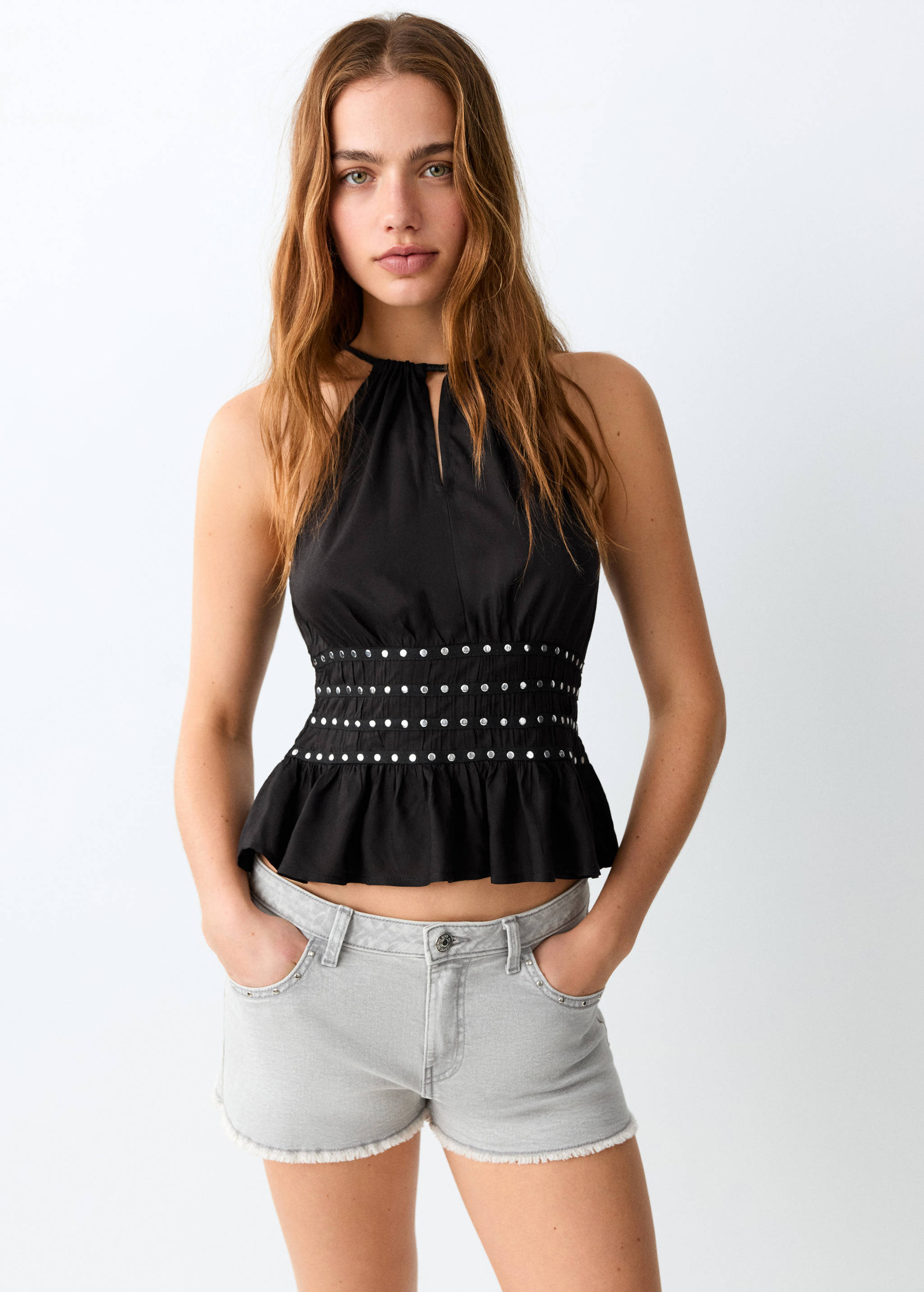 Neckholdertop mit gerafftem Detail - Mittlere Ansicht