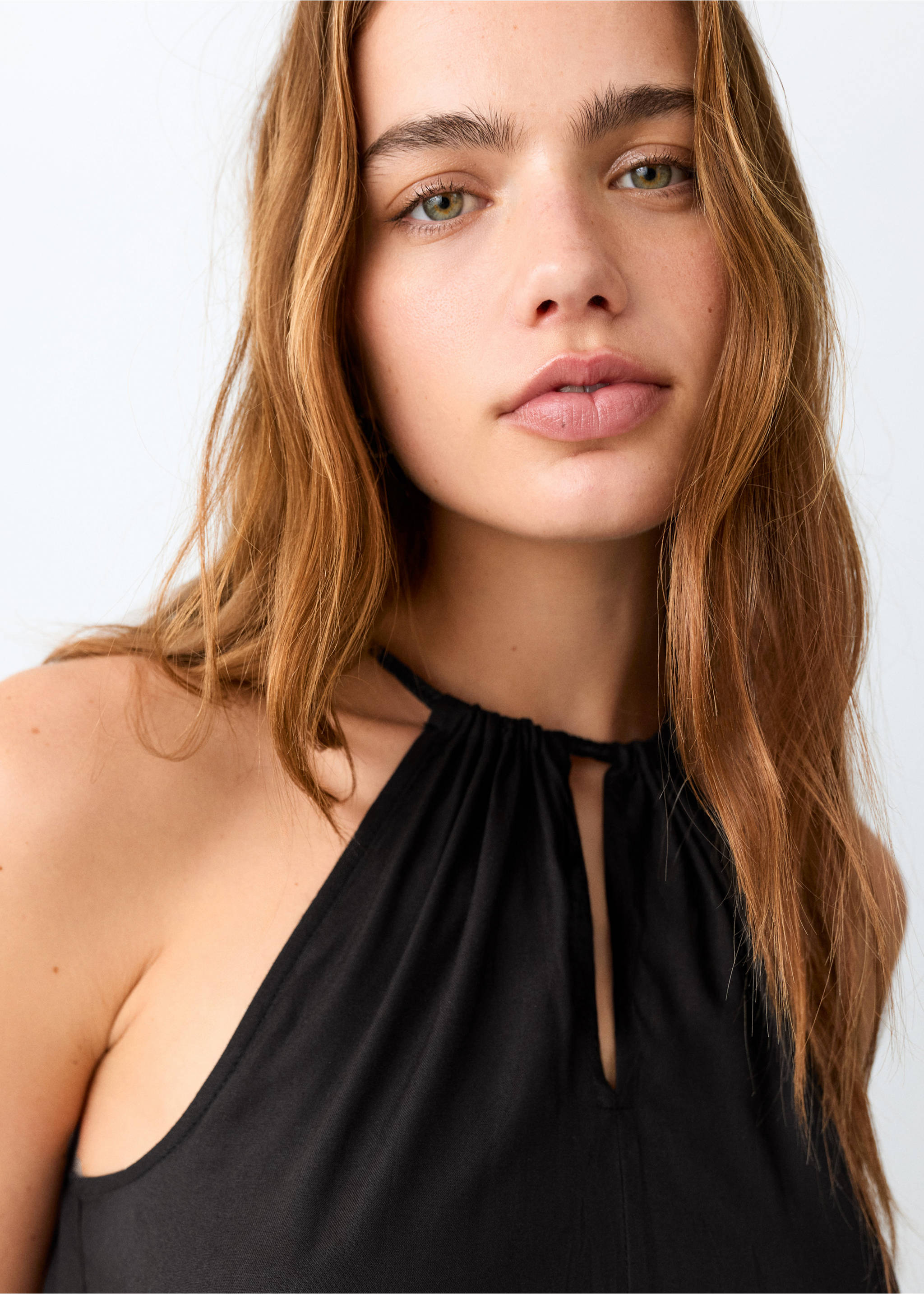 Halter top with ruffled detail - Details of the article 1, Black. Ref: 27027905-00.