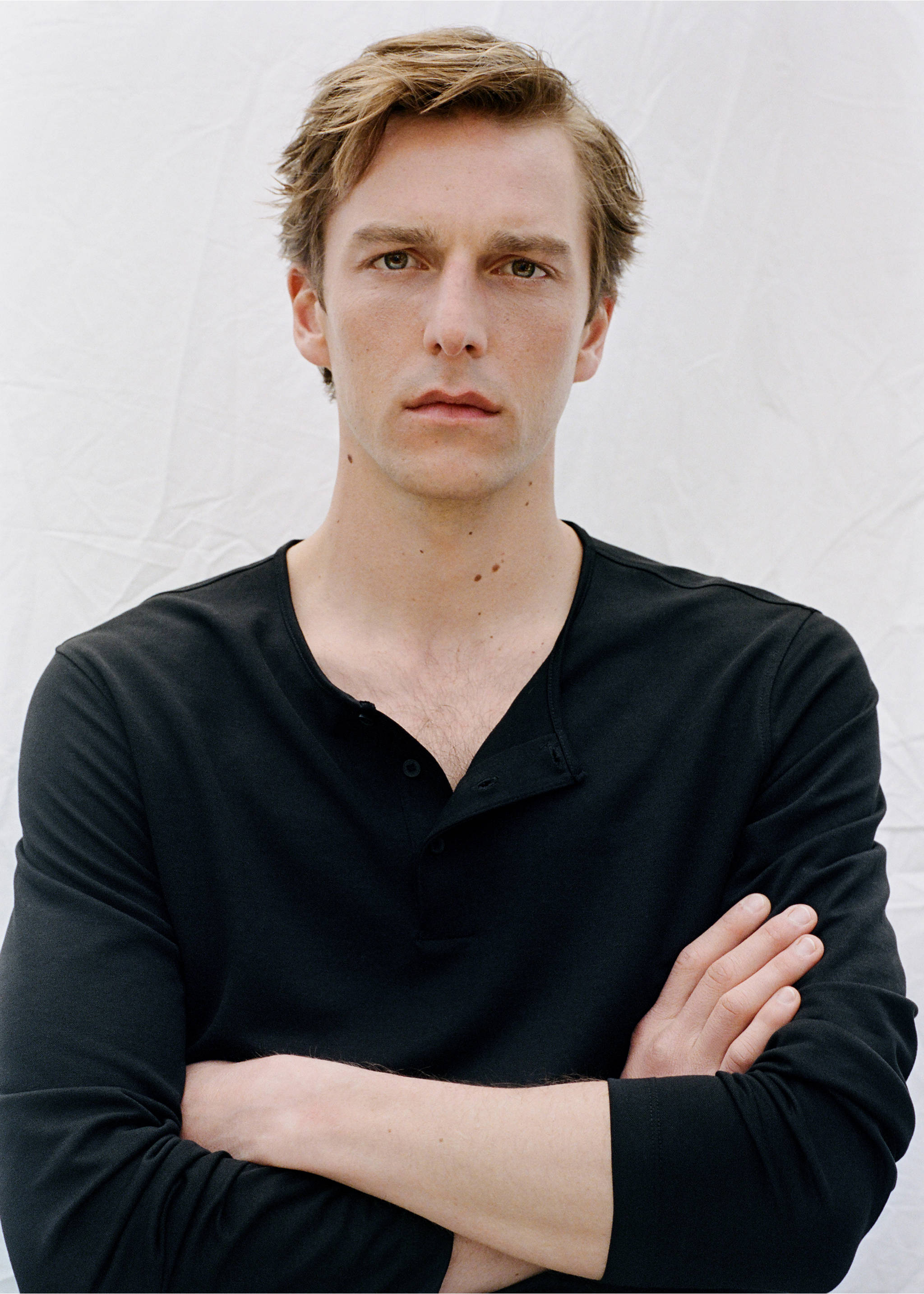 Μπλουζάκι κουμπωτό με στρογγυλό λαιμό - Λεπτομέρεια του προϊόντος 5, Μαύρο. Ref: 27027914-00.