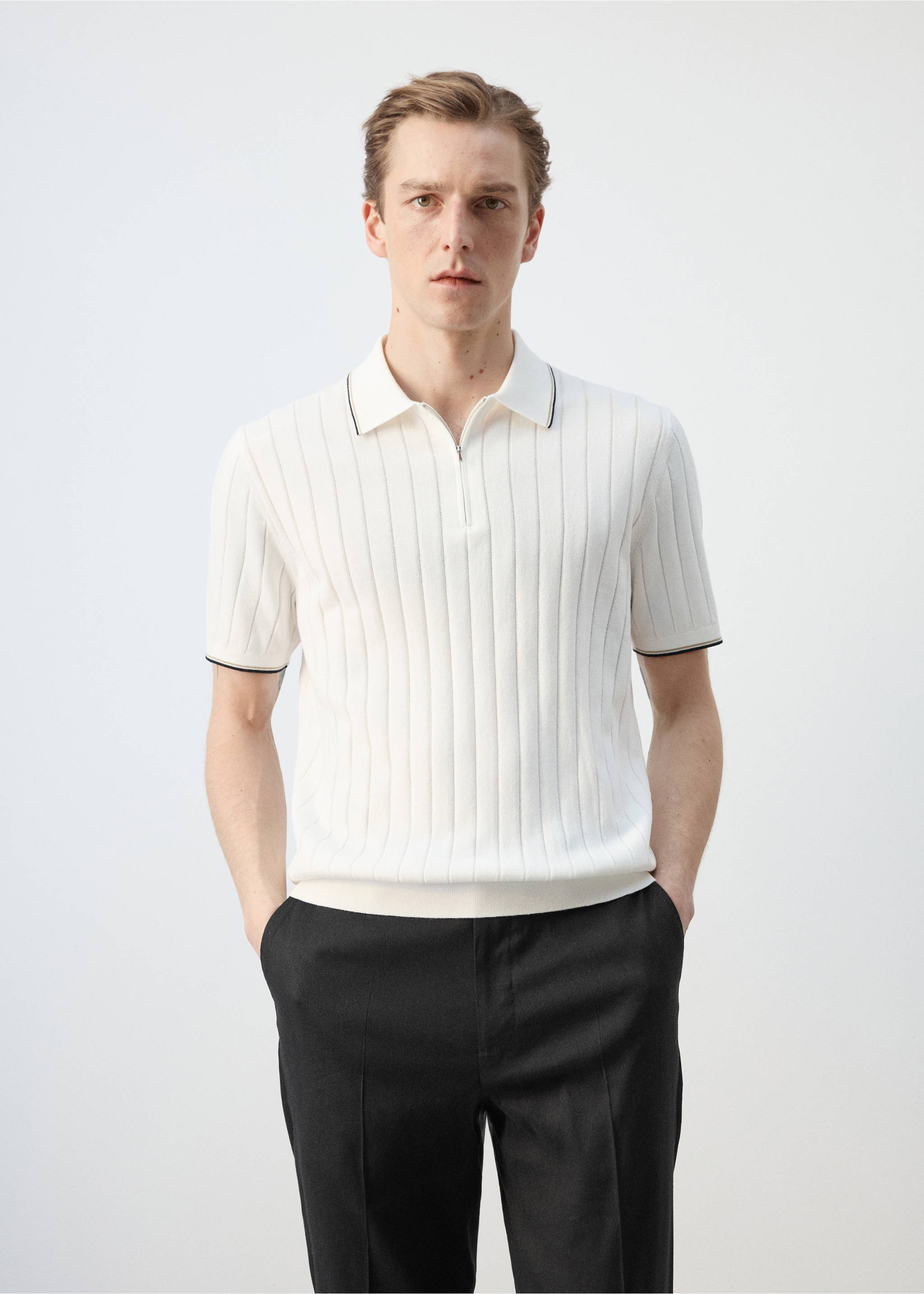 Polo maille fine fermeture Éclair - Plan moyen, Blanc cassé. Ref: 27027916-00.
