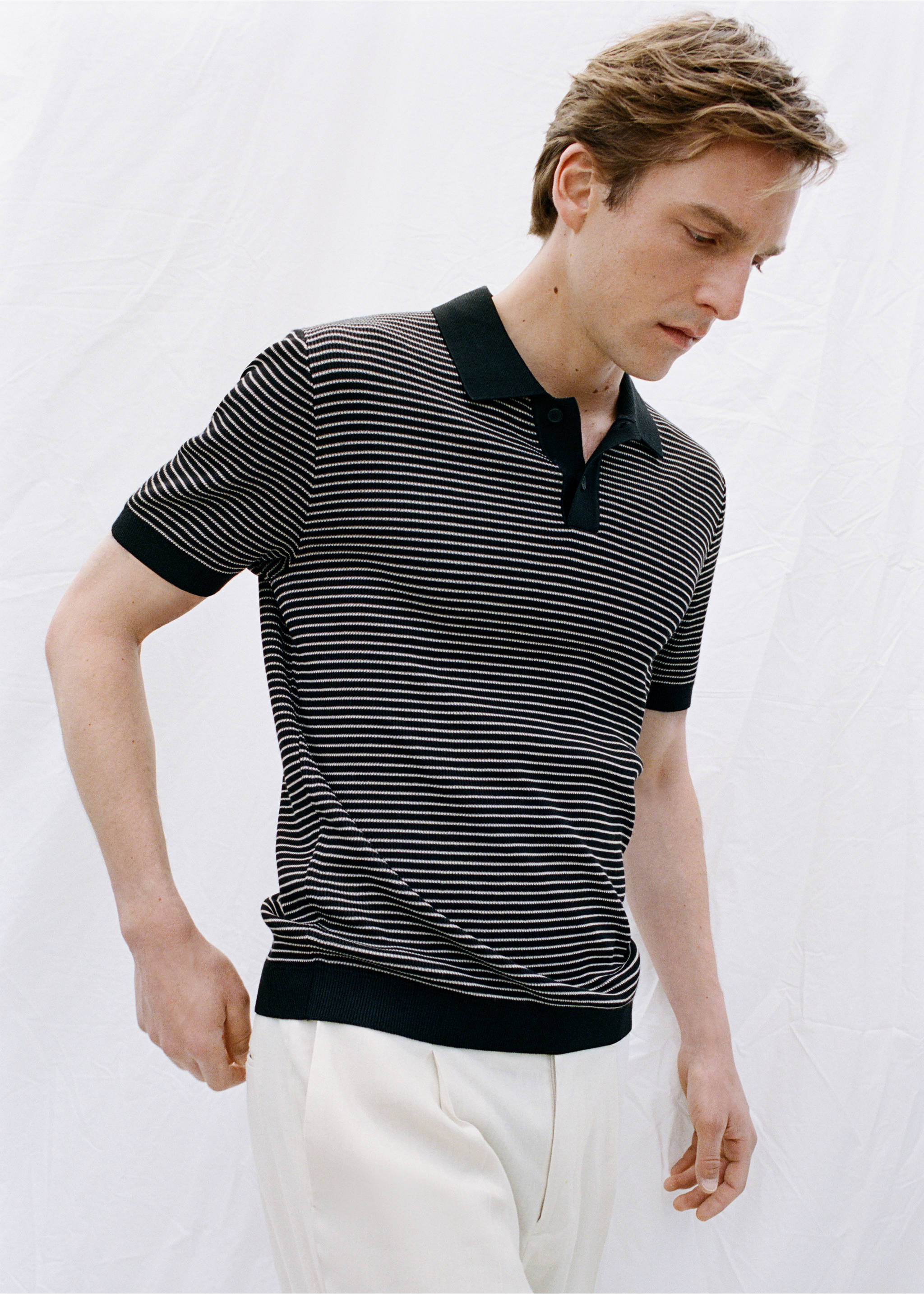 Gestreiftes Strick-Poloshirt aus Baumwolle - Detail des Artikels 5, Schwarz. Ref: 27027917-00.