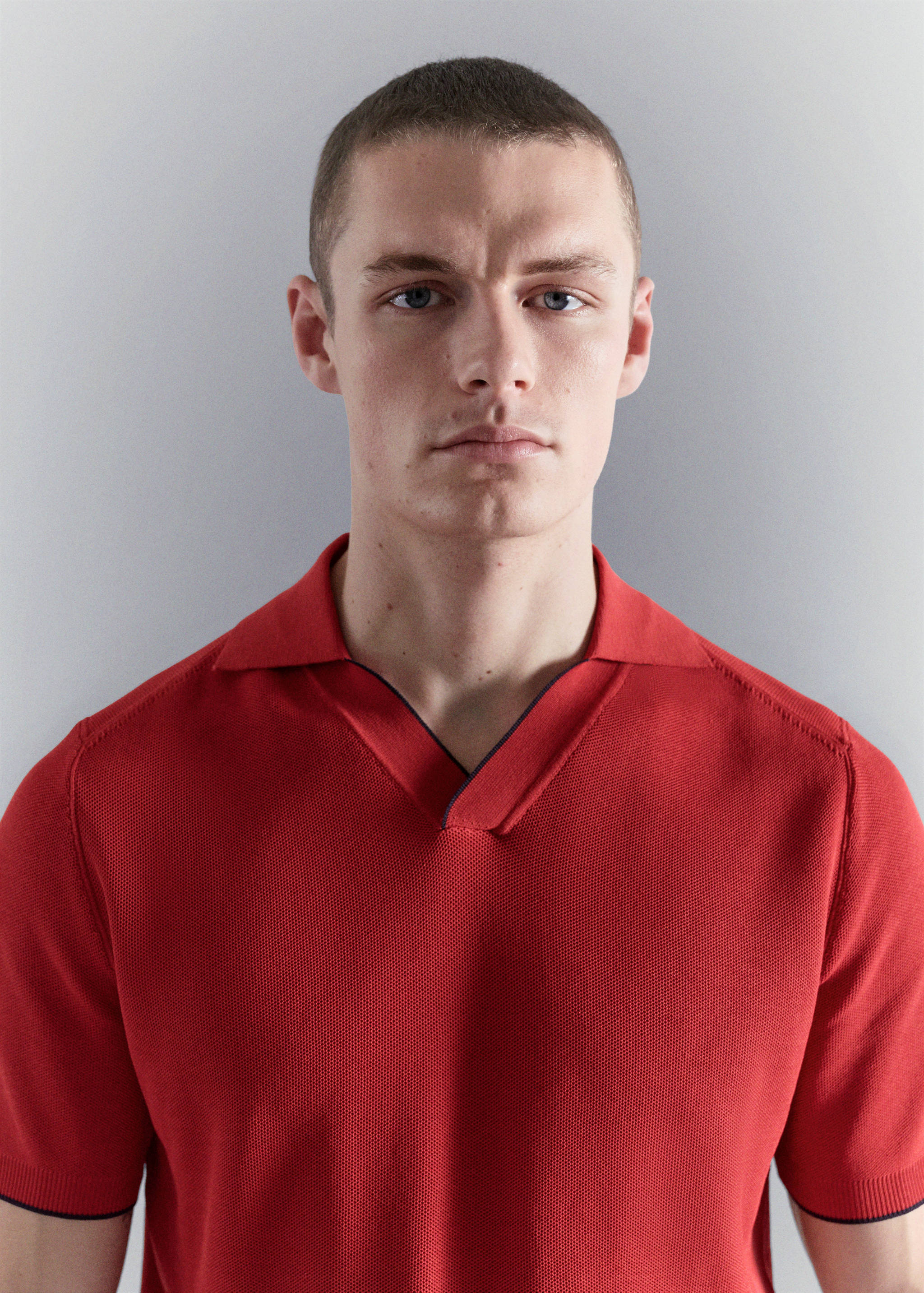 Contrasting knitted polo shirt - Details of the article 1