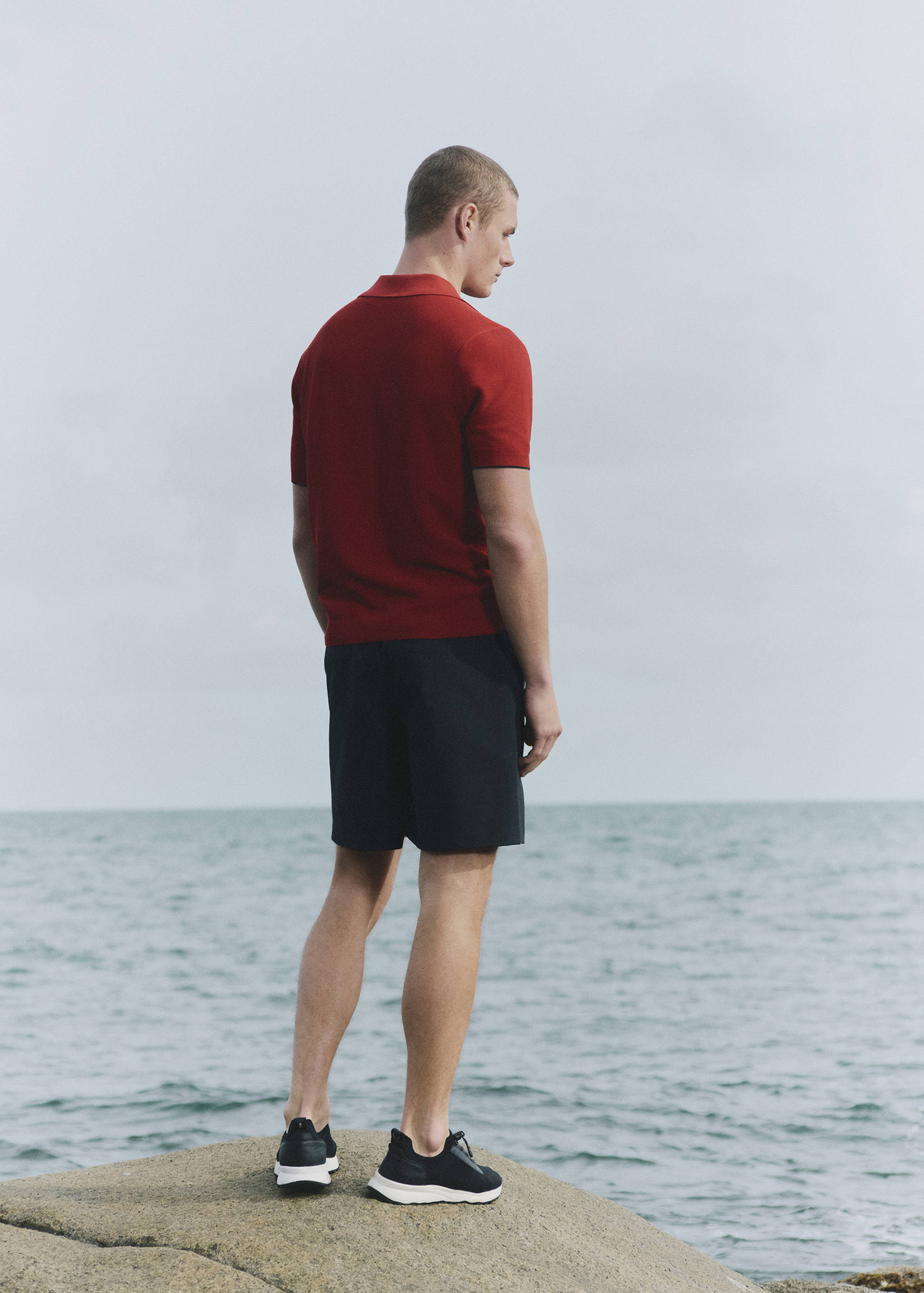 Contrasting knitted polo shirt - Details of the article 5