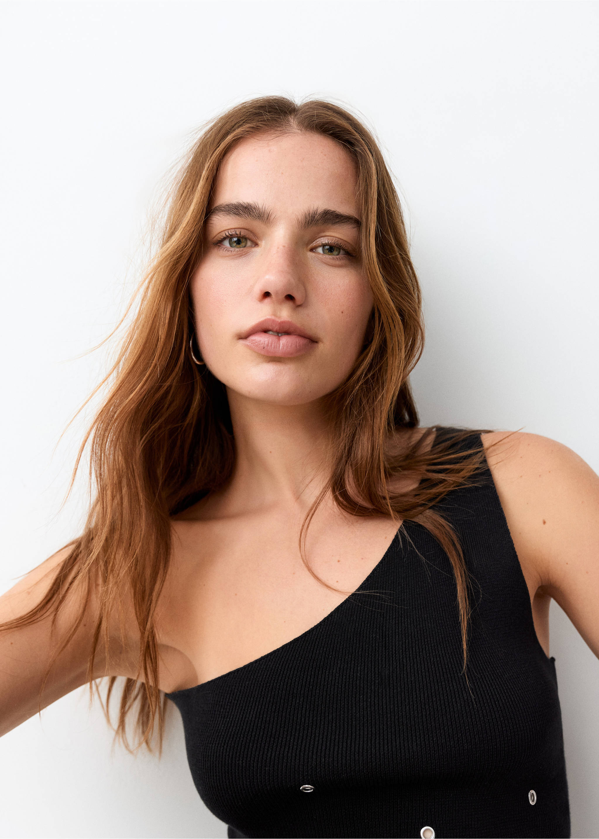 Asymmetric eyelets top - Details of the article 1, Black. Ref: 27027921-00.