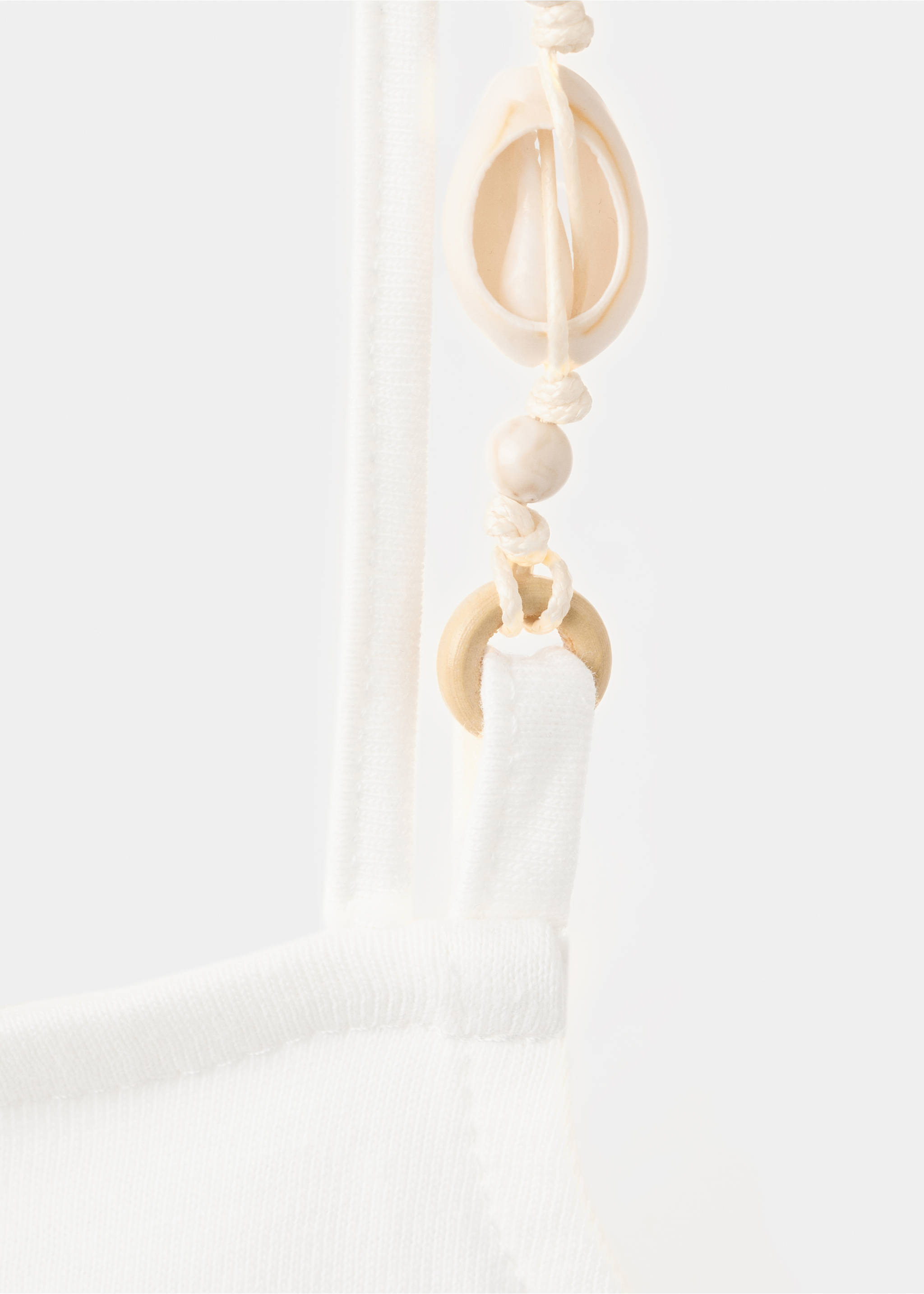 Samarreta tirants detall petxines - Detall de l'article 8, Blanc trencat. Ref: 27027928-00.