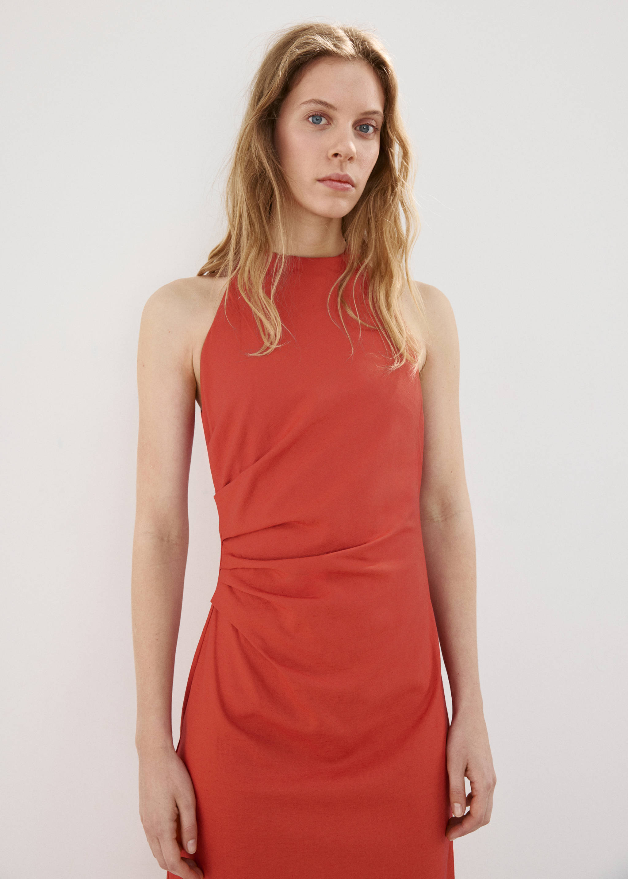 Robe midi drapée - Plan moyen