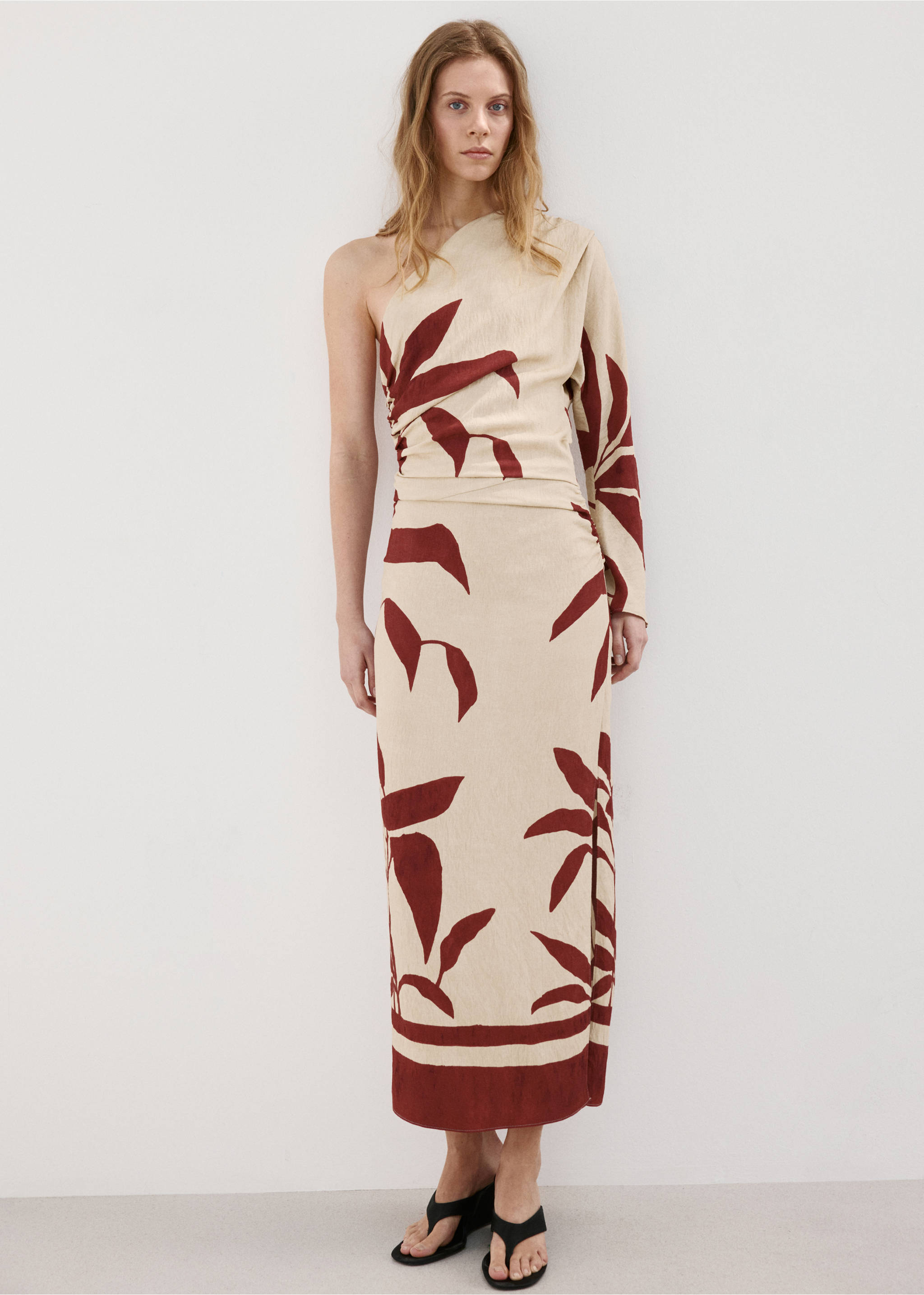 Vestido asimétrico cuerpo fruncido - Plano general, Beige. Ref: 27027945-00.