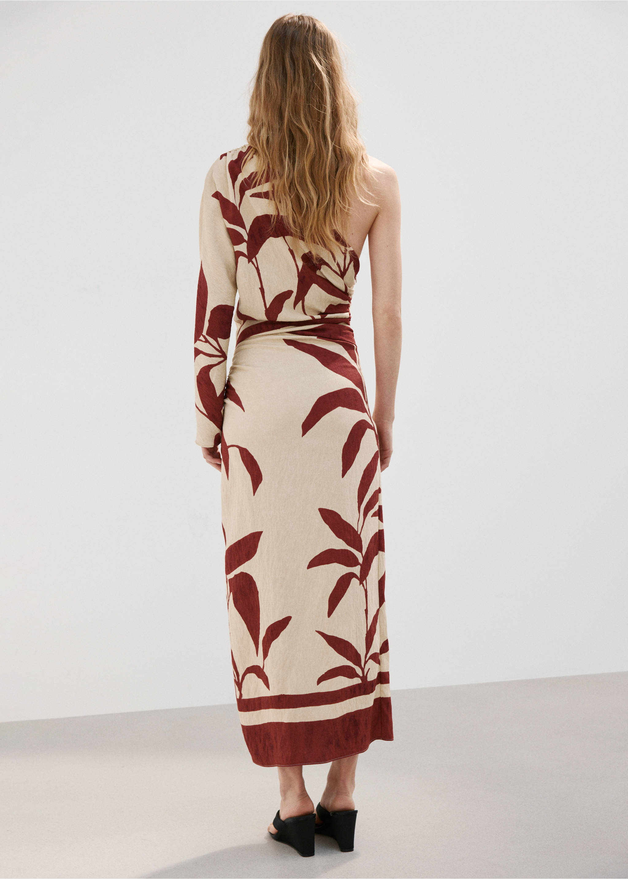 Vestido asimétrico cuerpo fruncido - Reverso del artículo, Beige. Ref: 27027945-00.