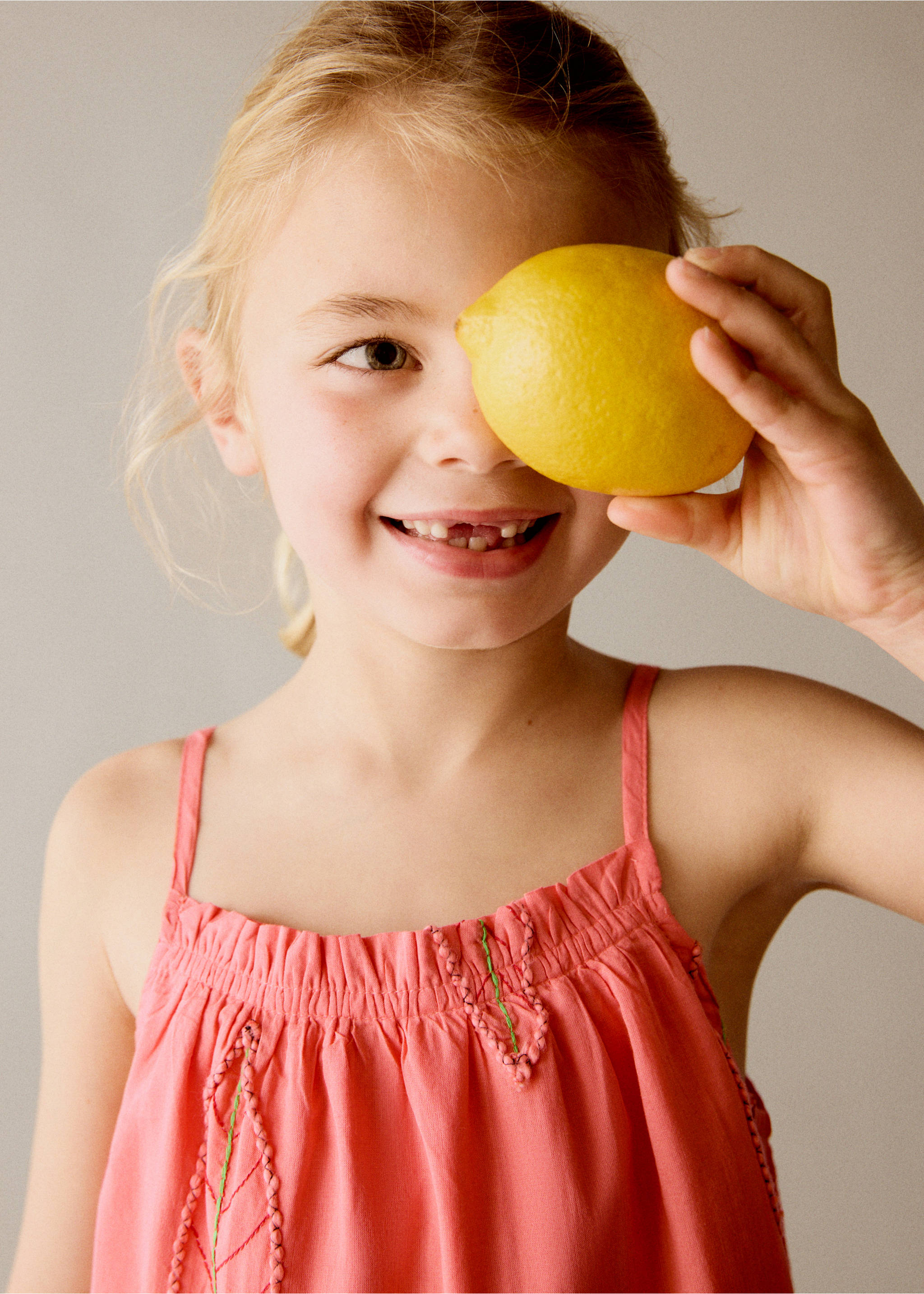 Trägerkleid mit Stickereidetails - Detail des Artikels 1, Korallrot. Ref: 27028275-00.