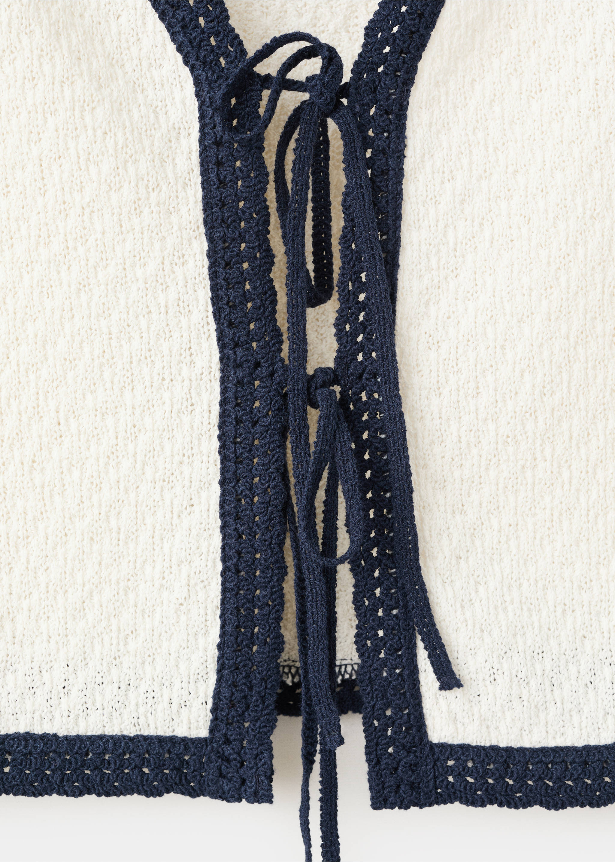 Top vest with bow details - Details of the article 8, Ecru. Ref: 27029058-00.