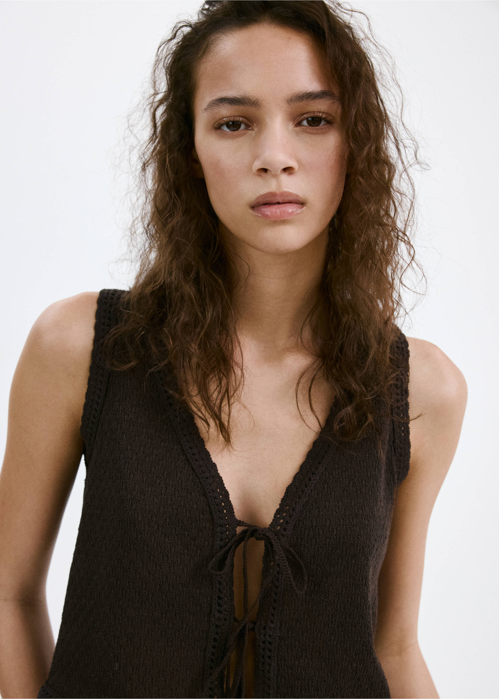 Top vest with bow details - Details of the article 1, Chocolate. Ref: 27029058-00.