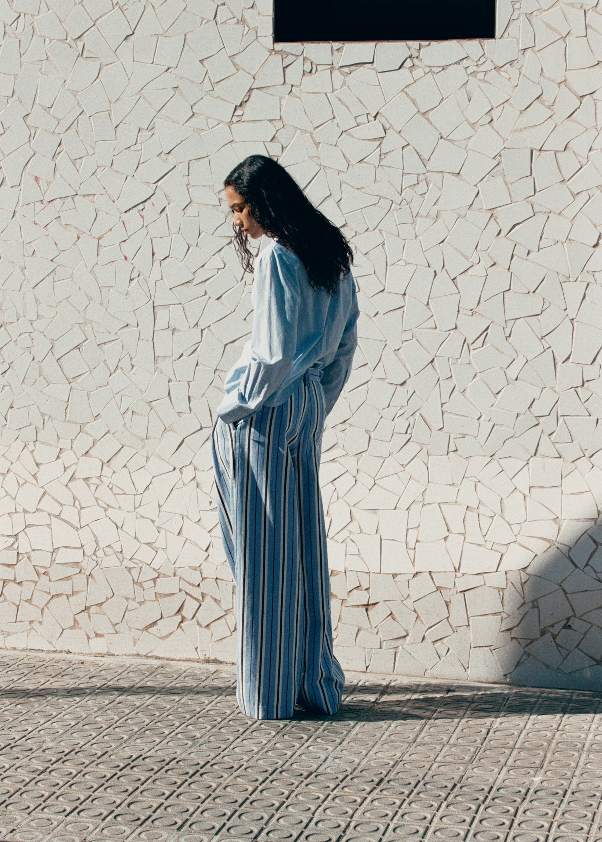 جينز واسع الساق بخطوط عمودية - الجهة الخلفية للمنتج