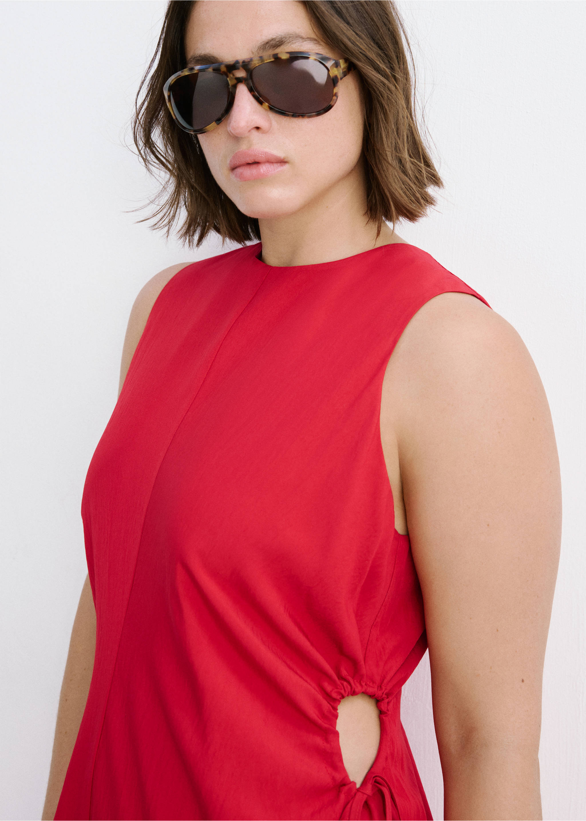 Cut-out dress with bows - Details of the article 4, Red. Ref: 27029080-00.