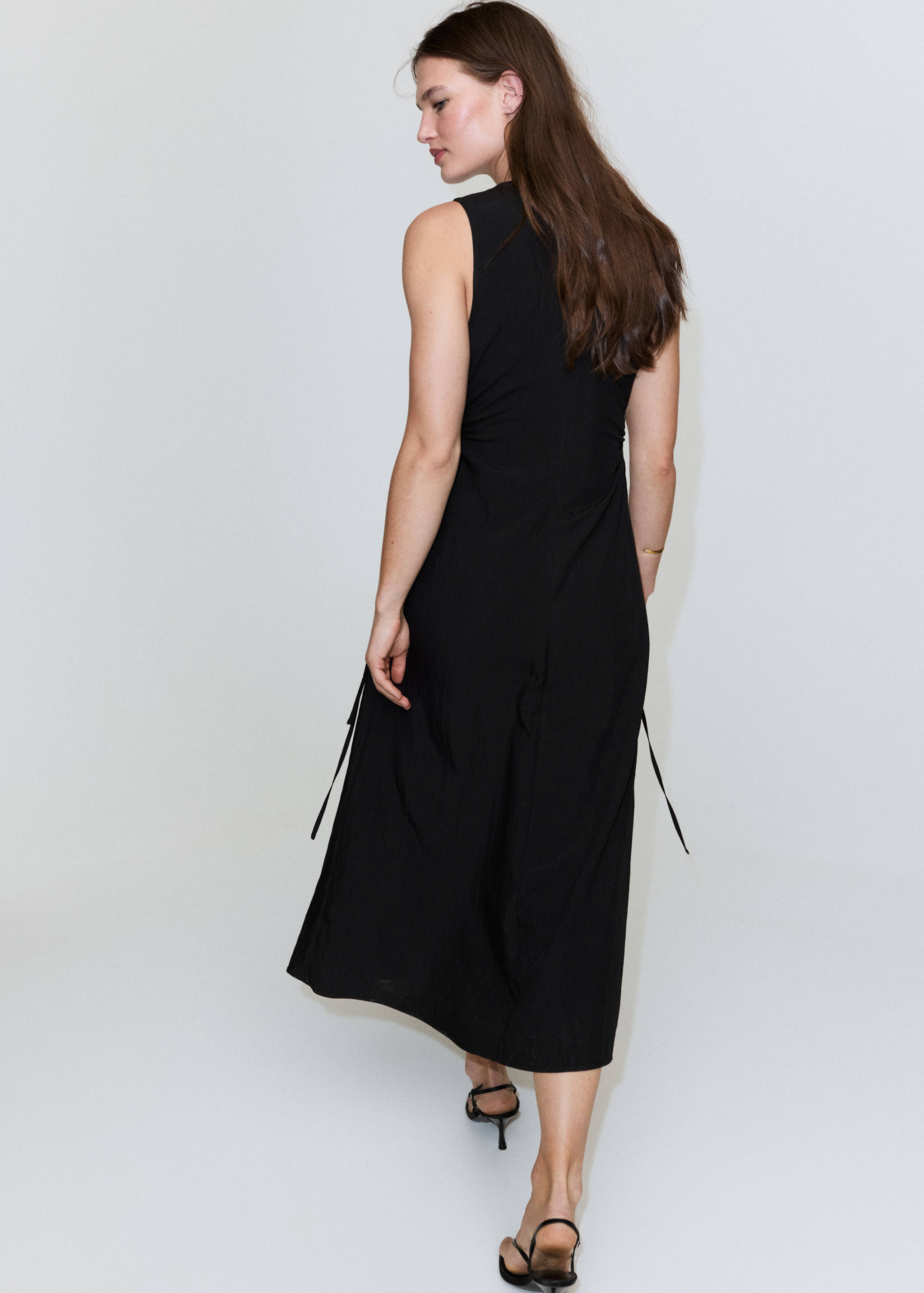 Cut-out dress with ties - Reverse of the article